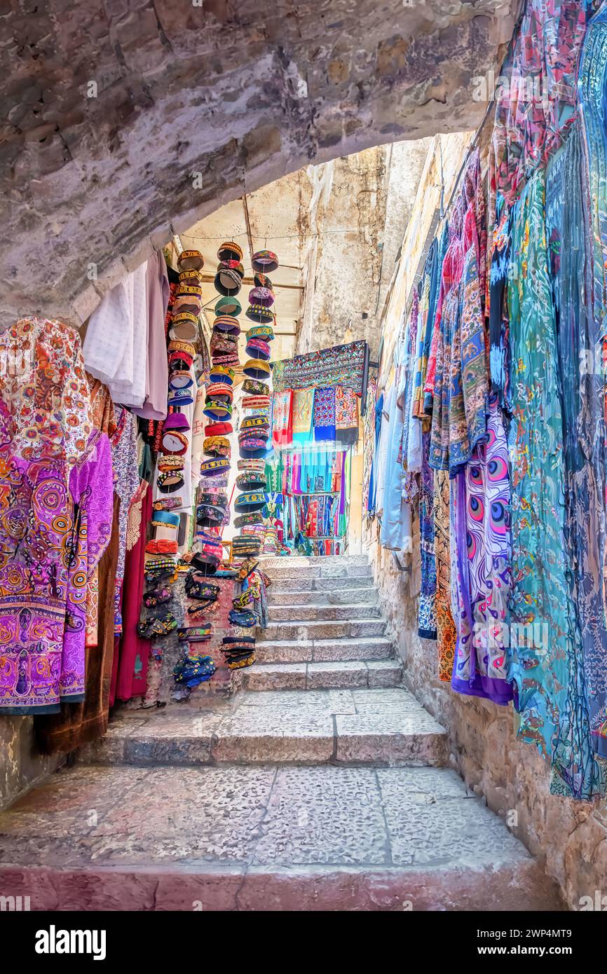 Ein Basar, der farbenfrohe Kleider und Kleidung in der Altstadt von Jerusalem, Israel, verkauft Stockfoto