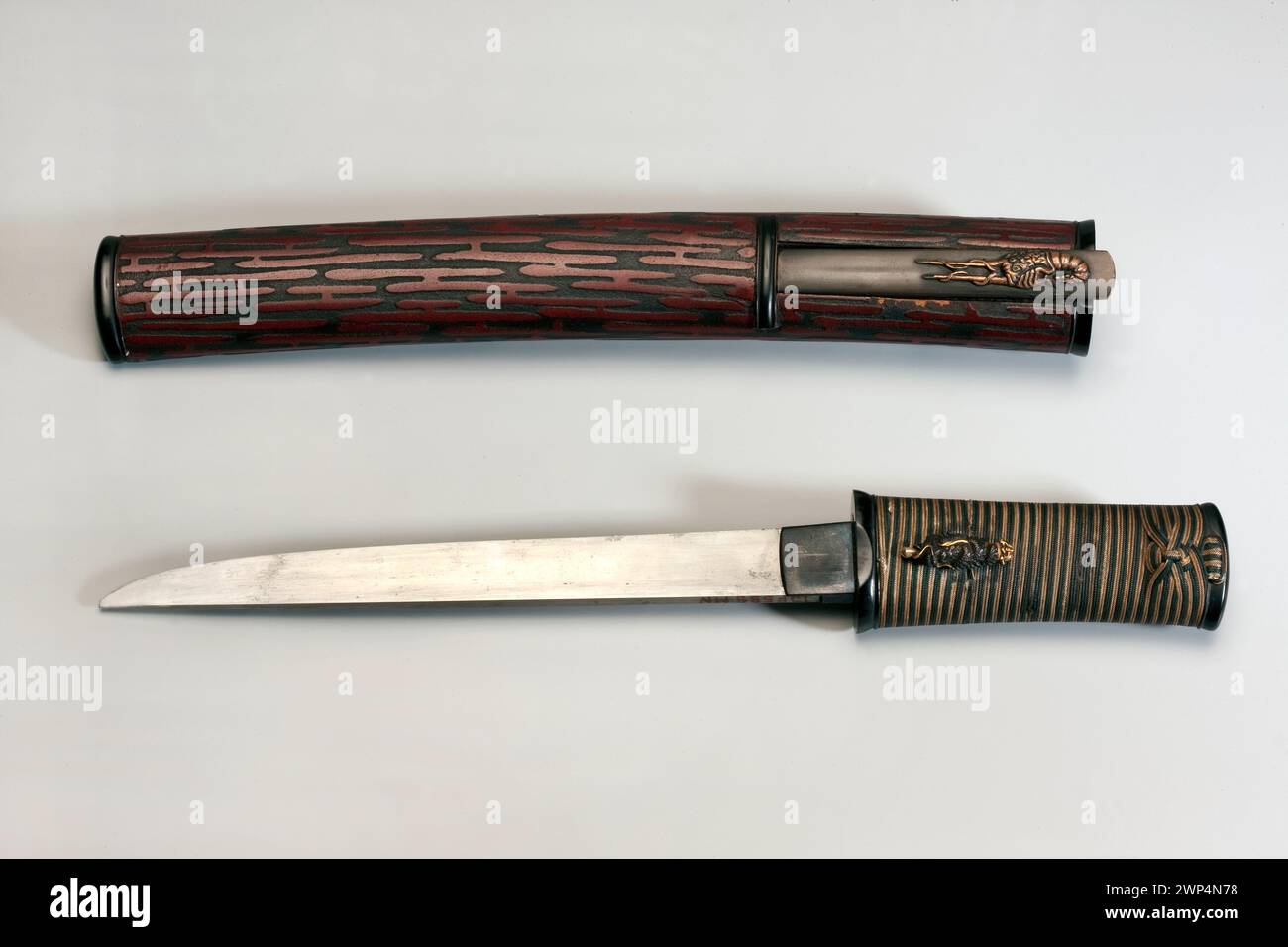 Japanisches Tantô-Messer von Kozuk im Aikuchi-Stil, XVI.-XVIII. Jahrhundert, mit Menuki und Scheide, Teil der Sammlung von Ignacy Jan Paderewski, die Samurai-Kunst repräsentiert. Stockfoto