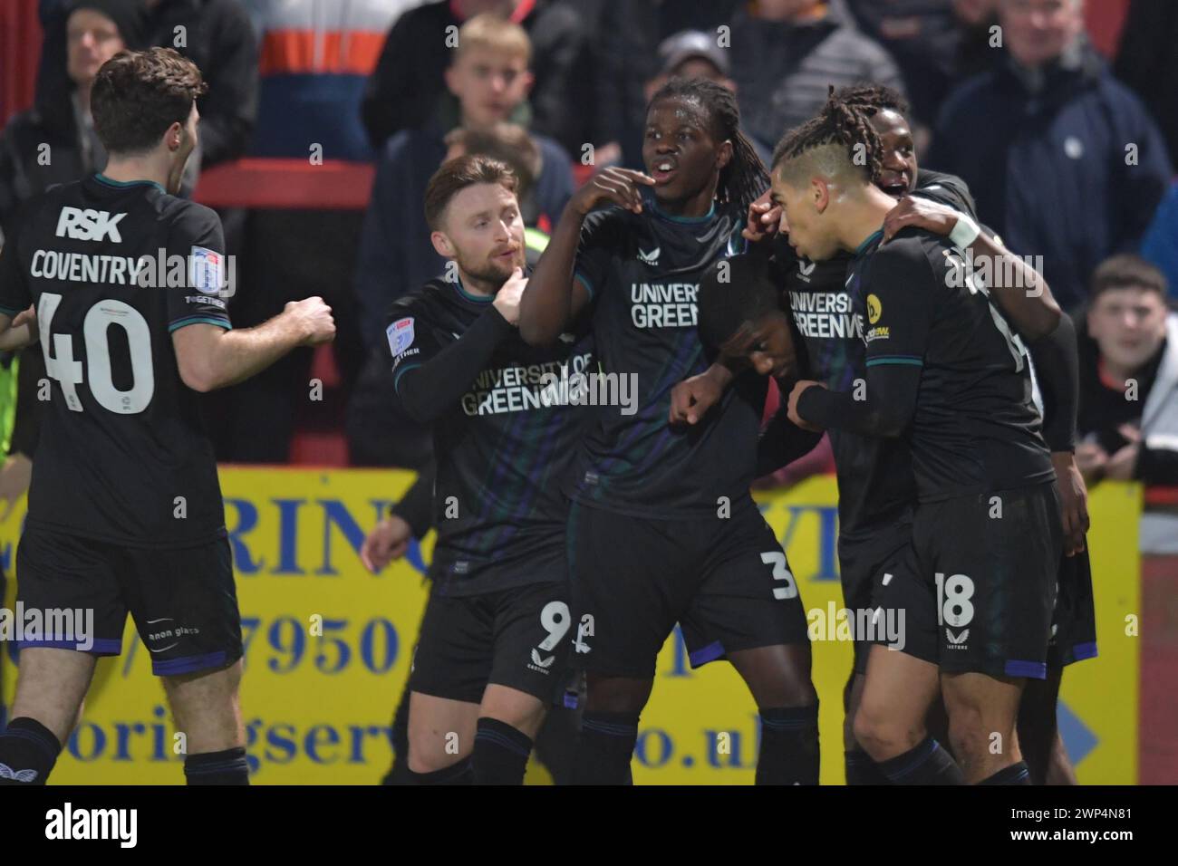 Cheltenham, England. März 2024. Charlton Athletic feiert, nachdem Daniel Kanu beim Spiel der Sky Bet EFL League One zwischen Cheltenham Town und Charlton Athletic erzielte. Kyle Andrews/Alamy Live News Stockfoto