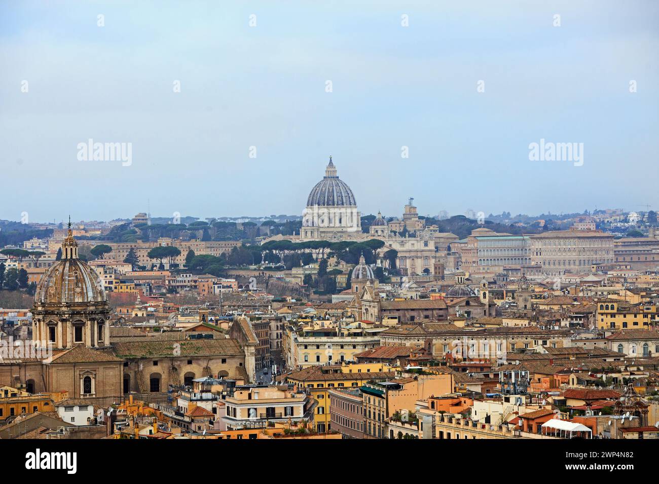 Aus der Vogelperspektive von Rom mit dem Petersdom in der Ferne. Von der Spitze der Vaterlands-Gedenkstätte Stockfoto