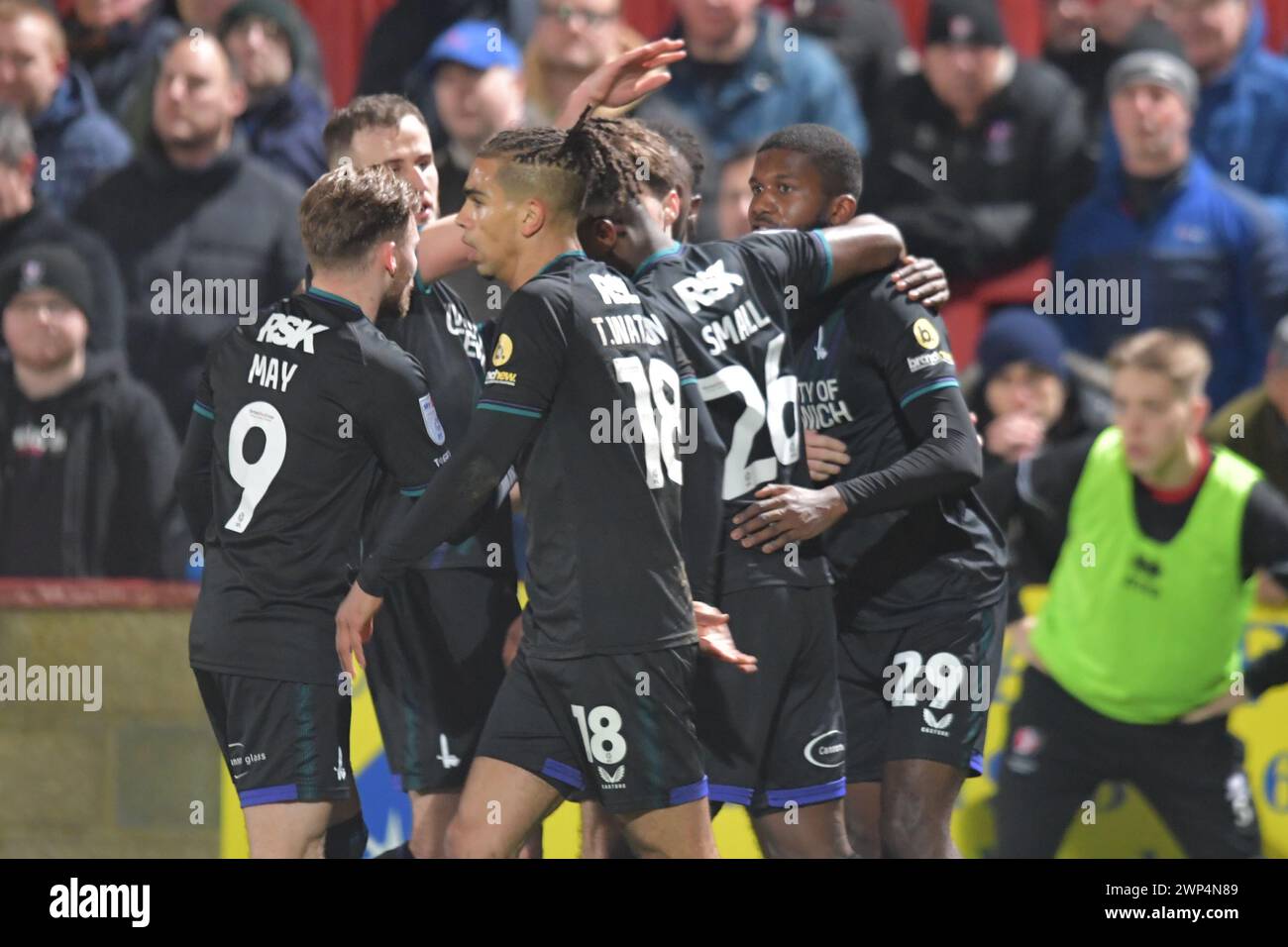 Cheltenham, England. März 2024. Charlton Athletic feiert, nachdem Daniel Kanu beim Spiel der Sky Bet EFL League One zwischen Cheltenham Town und Charlton Athletic erzielte. Kyle Andrews/Alamy Live News Stockfoto