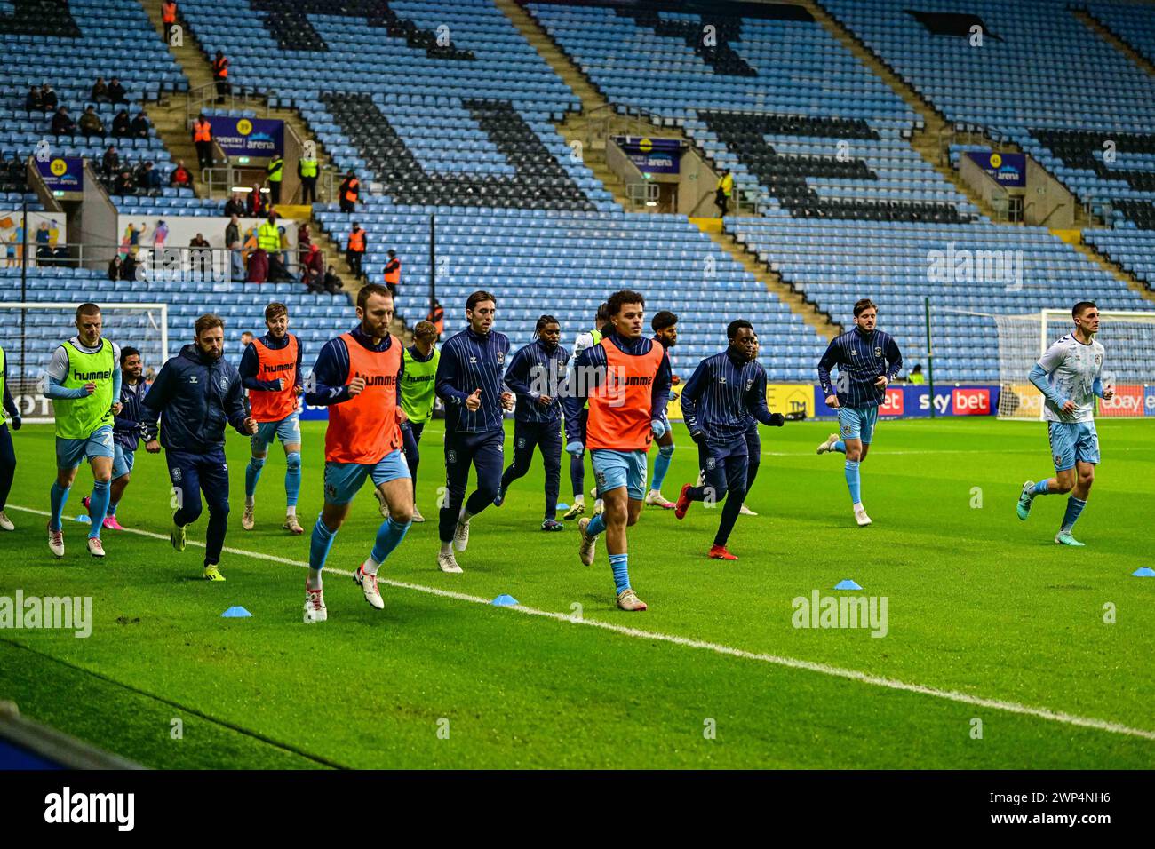 5. März 2024; Coventry Building Society Arena, Coventry, England; EFL Championship, Coventry City gegen Rotherham United; Coventry-Spieler wärmen sich vor dem Auftakt auf Stockfoto