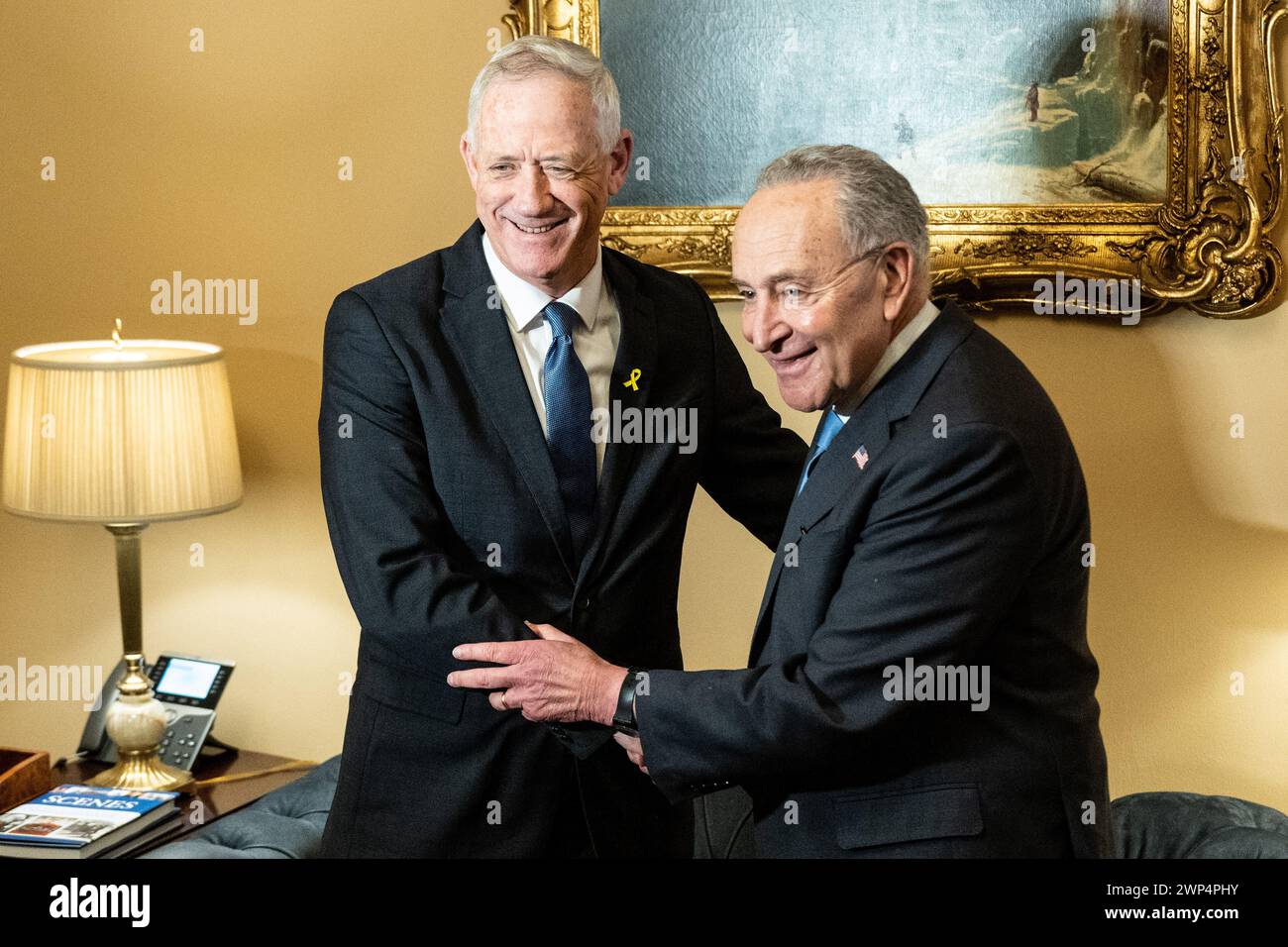 Washington, Usa. März 2024. Benny Gantz (Benjamin Gantz), israelischer Politiker und Mehrheitsführer des Senats Chuck Schumer (D-NY) im US-Kapitol. Quelle: SOPA Images Limited/Alamy Live News Stockfoto