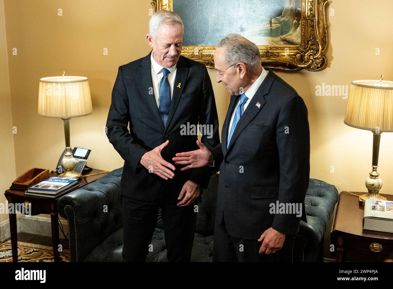 Washington, Usa. März 2024. Benny Gantz (Benjamin Gantz), israelischer Politiker und Mehrheitsführer des Senats Chuck Schumer (D-NY) im US-Kapitol. Quelle: SOPA Images Limited/Alamy Live News Stockfoto