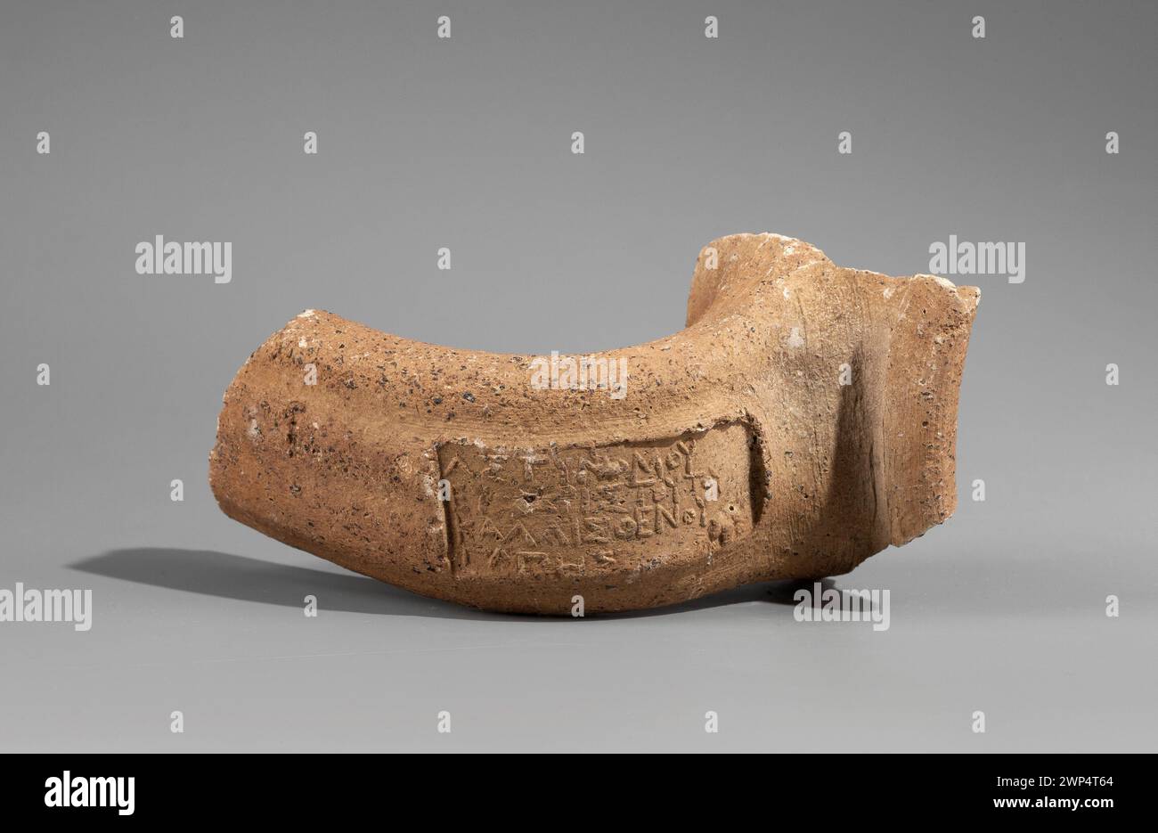 Ein Fragment von Amphoren aus Myrmekion (3. Jahrhundert v. Chr., 255-205 v. Chr.) mit Briefmarken, hellenistischen Ressourcenamphoren, patronymischen Inschriften, synopischen Briefmarken und Impressionen. Erhalten aus polnischen Ausgrabungen. Stockfoto