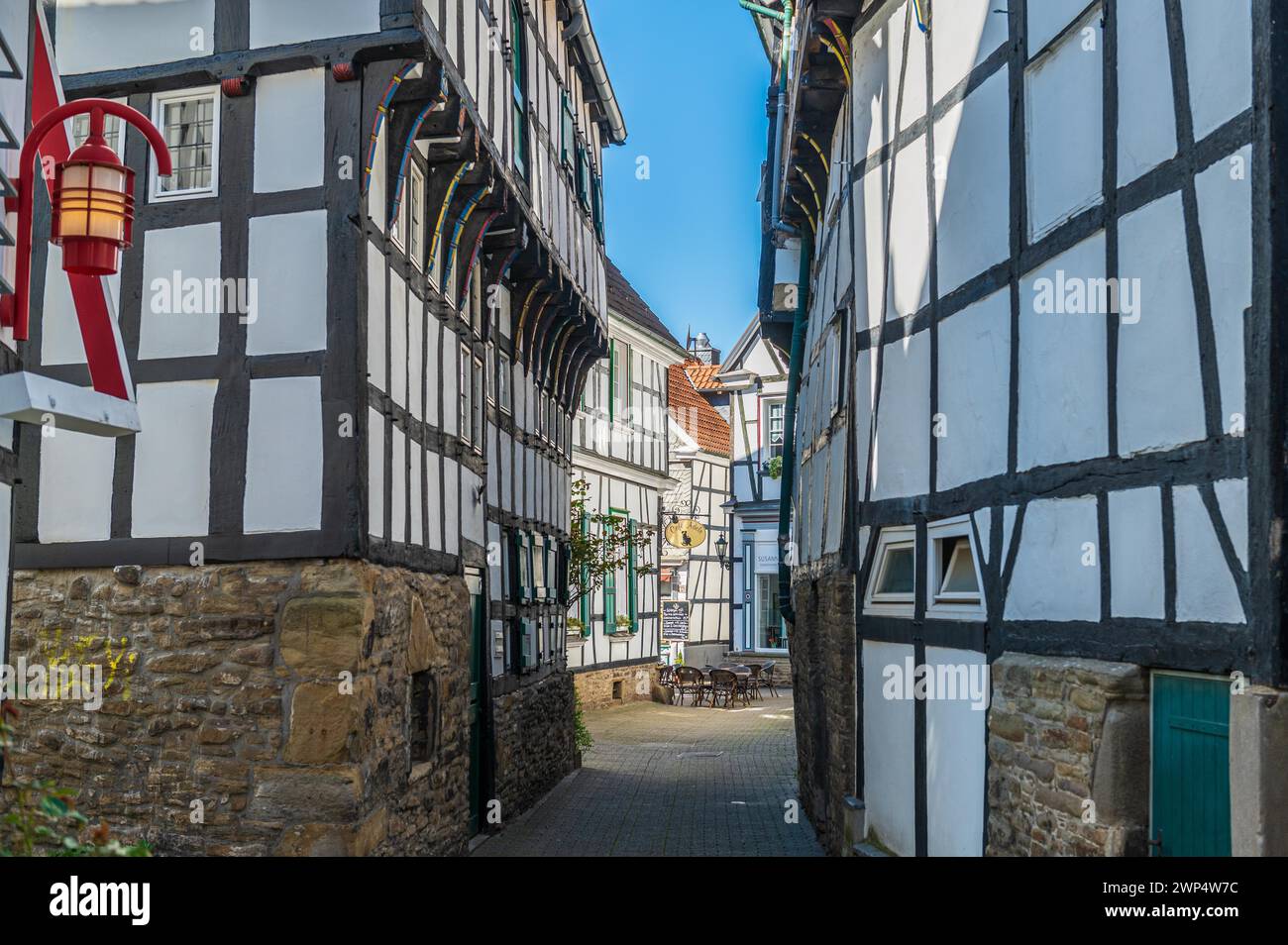 Eine enge Gasse mit traditionellen deutschen Fachwerkhäusern und Kopfsteinpflaster, Altstadt, Hattingen, Ennepe-Ruhr-Bezirk, Ruhrgebiet, Nord Stockfoto