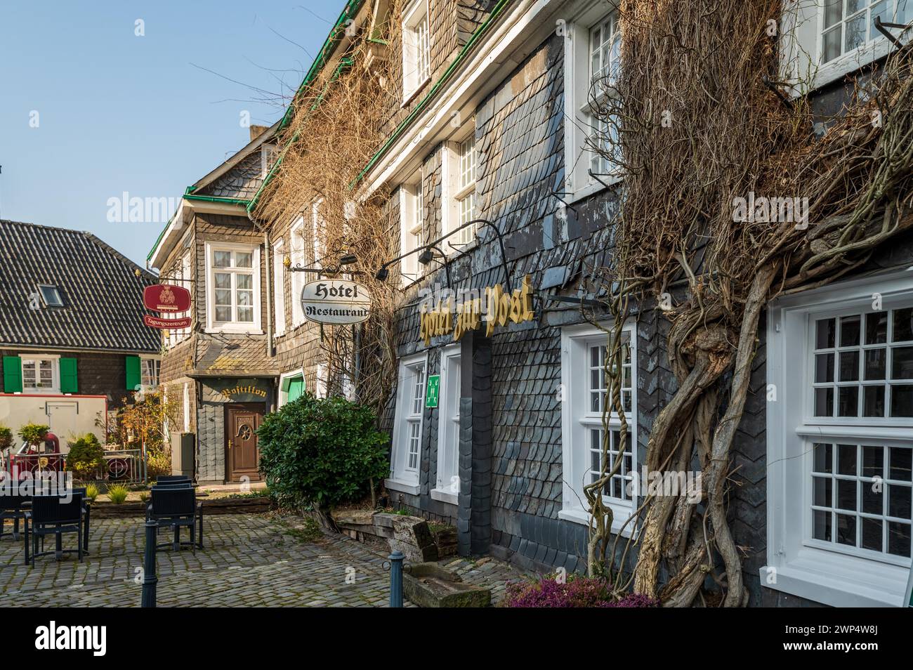 Altes Fachwerkhaus mit dem Schild 'Hotel Wirtshaus zum Scharfenstein' neben einer Straßenlaterne, Graefrath, Solingen, Bergisches Land, Norden Stockfoto