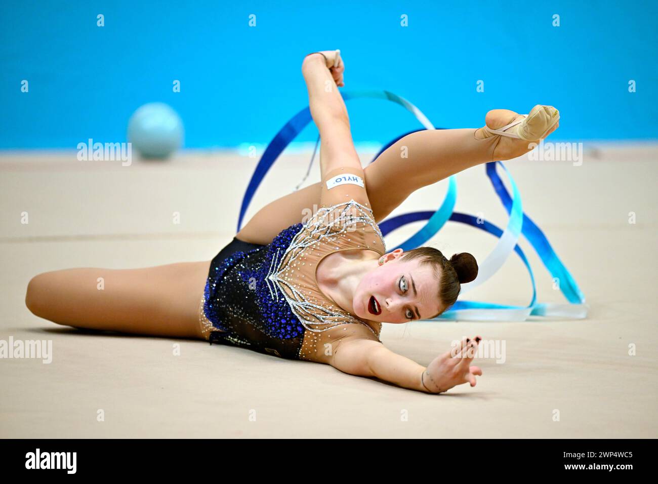 Margarita Kolosov (DE) Action, Band, rhythmische Gymnastik, RSG, Schmiden International 2024, Fellbach, Baden-Wuerttemberg, Deutschland Stockfoto