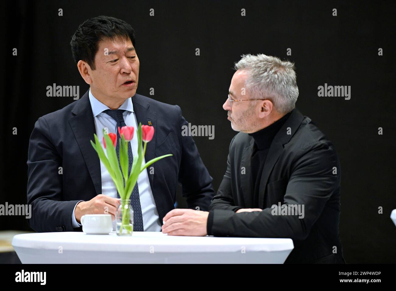 Morinari Watanabe, Präsident der FIG-Föderation Internationale de Gymnastique, im Gespräch mit Alfons Hoelzl, dem Präsidenten der Deutschen Stockfoto