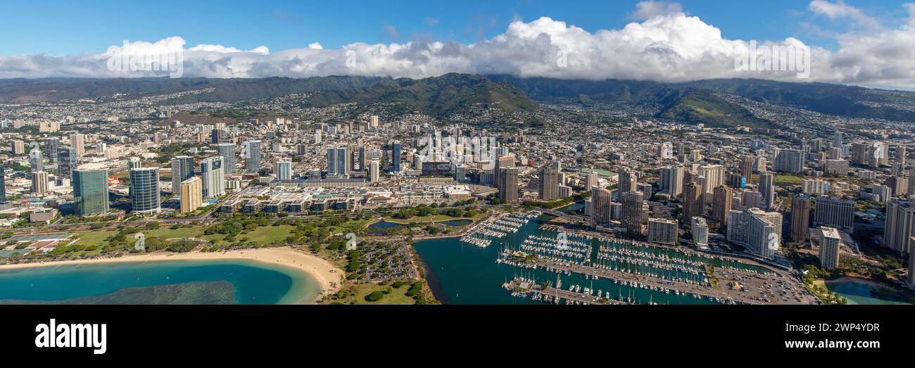 Drohnenblick auf die Küstenstadt im Sommer, Honolulu, Hawaii, USA Stockfoto