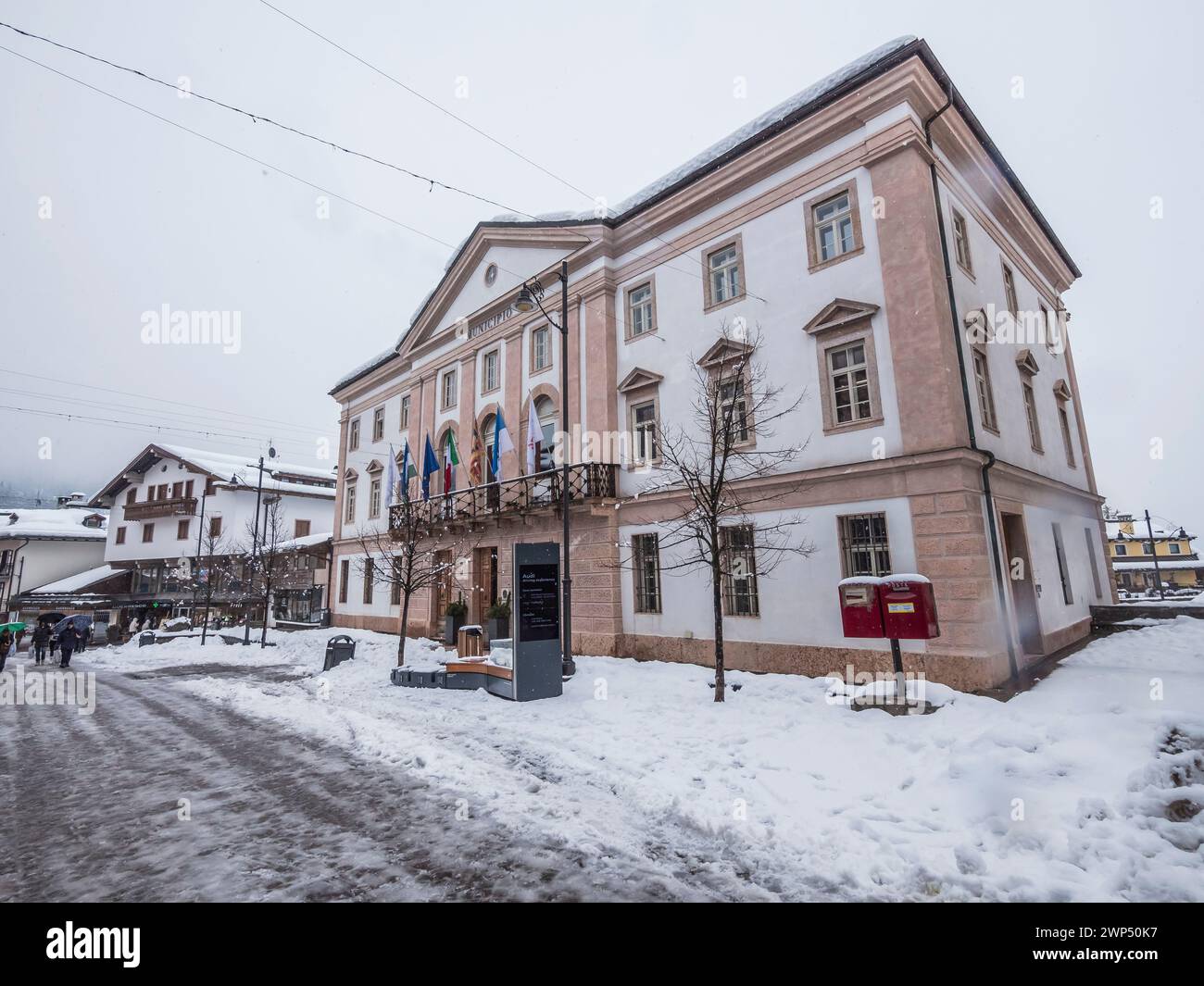 Dieses Winterbild zeigt das Rathaus im Kurort Cortina d'Ampezzo in den berühmten Dolomiten Stockfoto