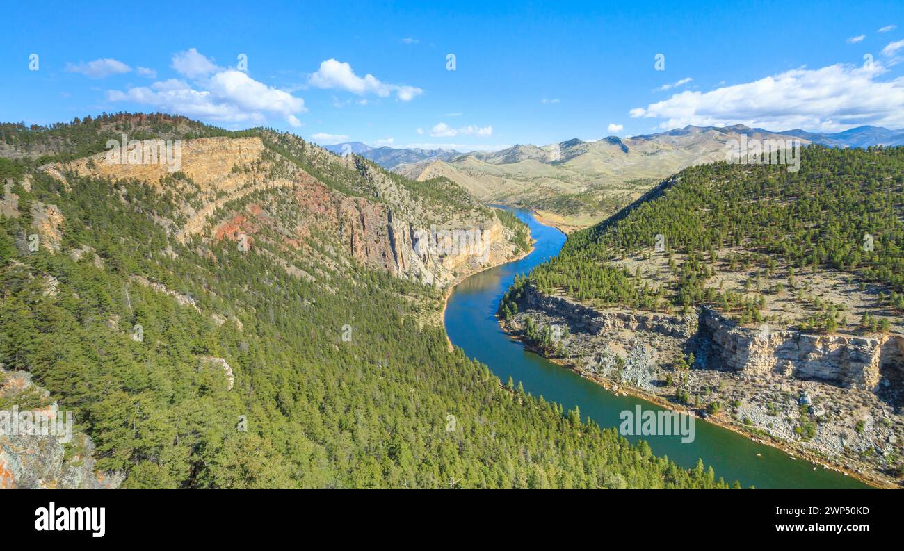 Panorama des missouri Flusses in einer Schlucht unterhalb des hauser Staudamms bei helena, montana Stockfoto