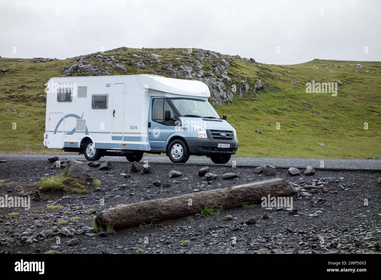 VIK, ISLAND - 30. JUNI 2014: Blau-weißer Ford Transit Caravan Car in Island nahe der Stadt Vik Stockfoto