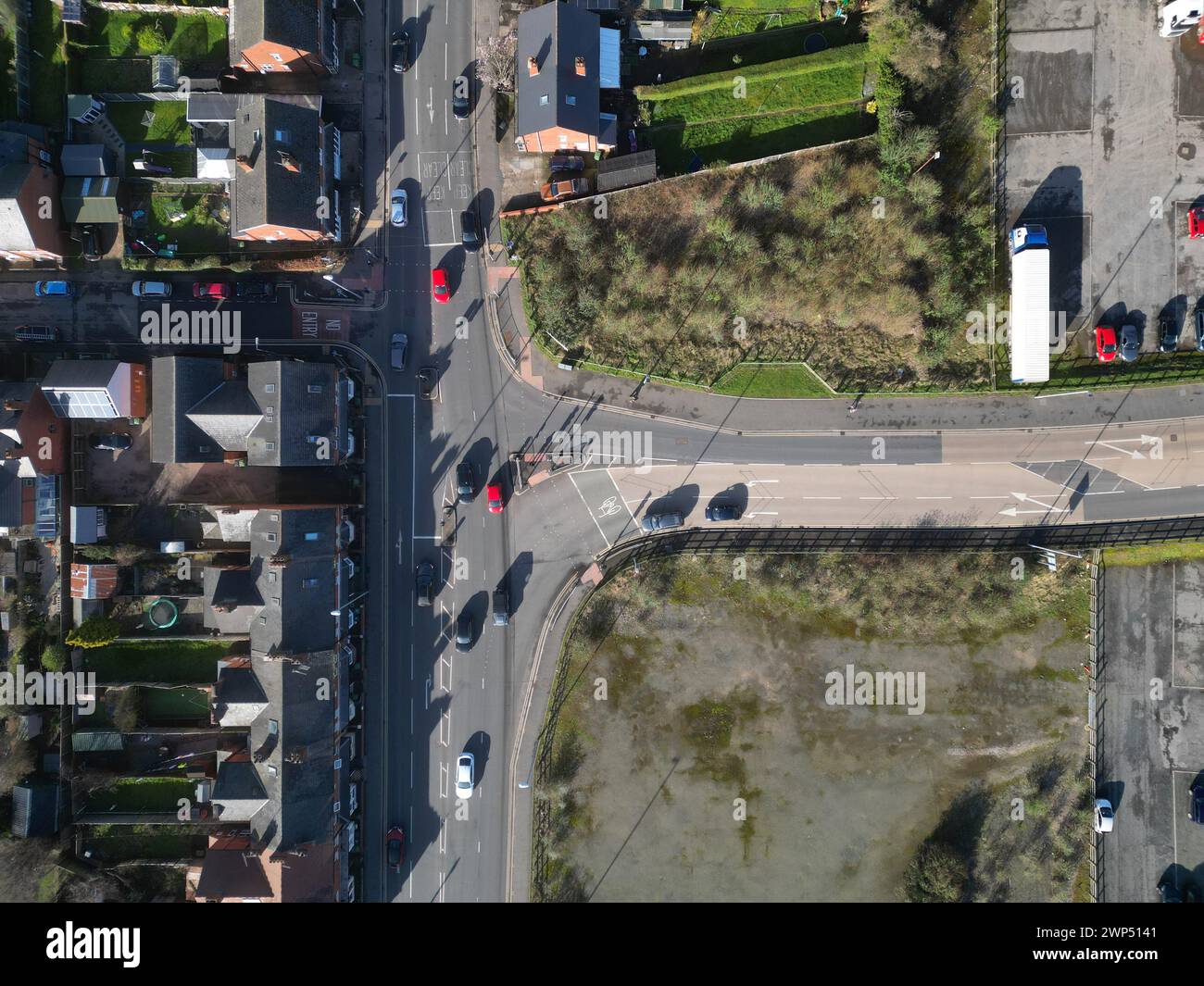 Luftaufnahme der Straßenkreuzung auf der A49 in Hereford UK mit Verkehrshäusern und Brachflächen - aufgenommen im März 2024 Stockfoto