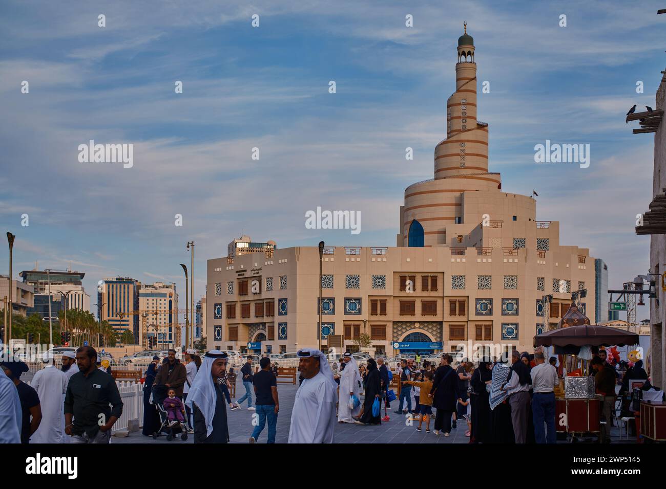 Al-Fanar Qatar Islamisches Kulturzentrum (Abdullah bin Zaid Al Mahmoud Islamisches Kulturzentrum) in Doha, Katar Tageslichtblick vom Souq Waqif Stockfoto