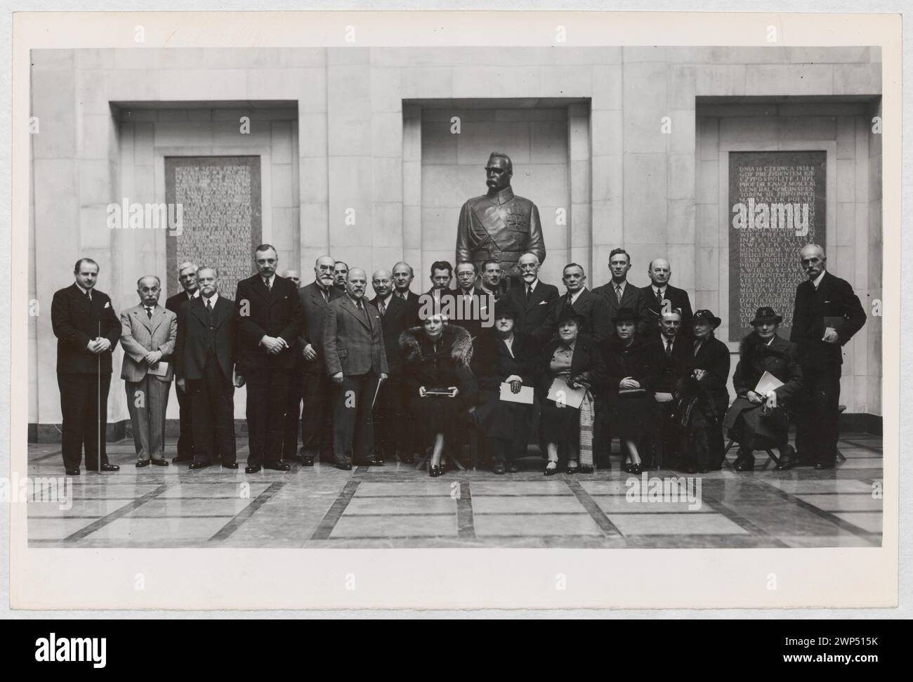 Nationalmuseum in Warschau. Ein kollektives Porträt einer Gruppe von Menschen, die zu den Ausstellungen "Warschau gestern, heute, morgen" (13. Oktober 1938-30 April 1939) kommen, mit dem Präsidenten von Warschau Stefan Old 1938-1939 (1938-00-1939-00);Nationalmuseum in Warschau (1862-), Nationalmuseum in Warschau (1862-)- Ausstellungen, Piłsudski, Józef (1867-1935), Józef, Piłsudski (1867-1935)- Ikonographie, Starzyński, Stefan (1893-1943), Starzyński , Stefan (1893-1943) - Ikonographie, Warschau (Woiwodschaft Masowien), Warschau gestern, heute, morgen (Warschau - Ausstellung - 1938/1939), Ausstellungen, Museen, Sci Stockfoto