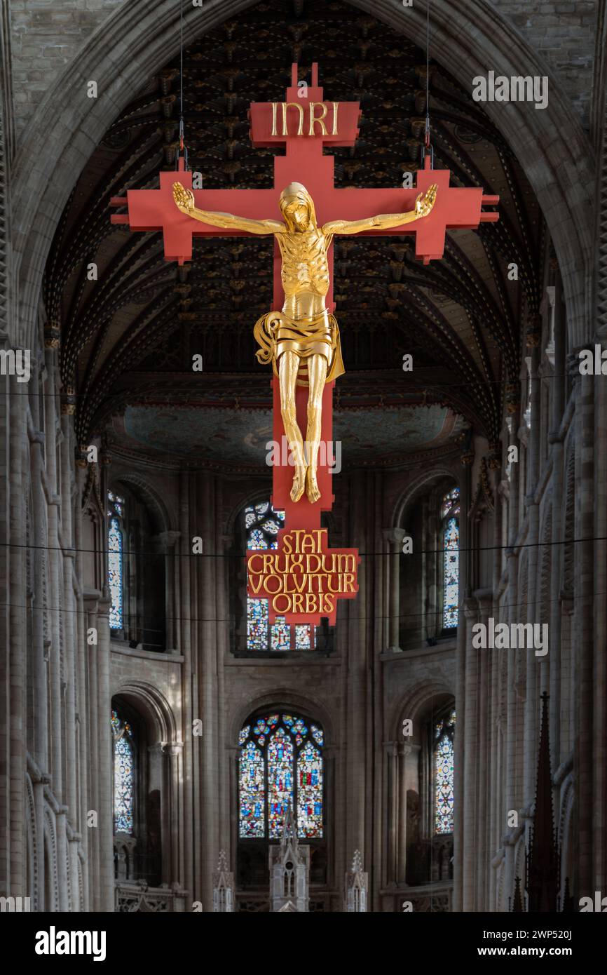 PETERBOROUGH CATHEDRAL, CAMBRIDGESHIRE, GROSSBRITANNIEN - 23. FEBRUAR 2024. Das moderne hängende Kruzifix mit der Figur Jesu am Kreuz, die am Langhaus hängt Stockfoto