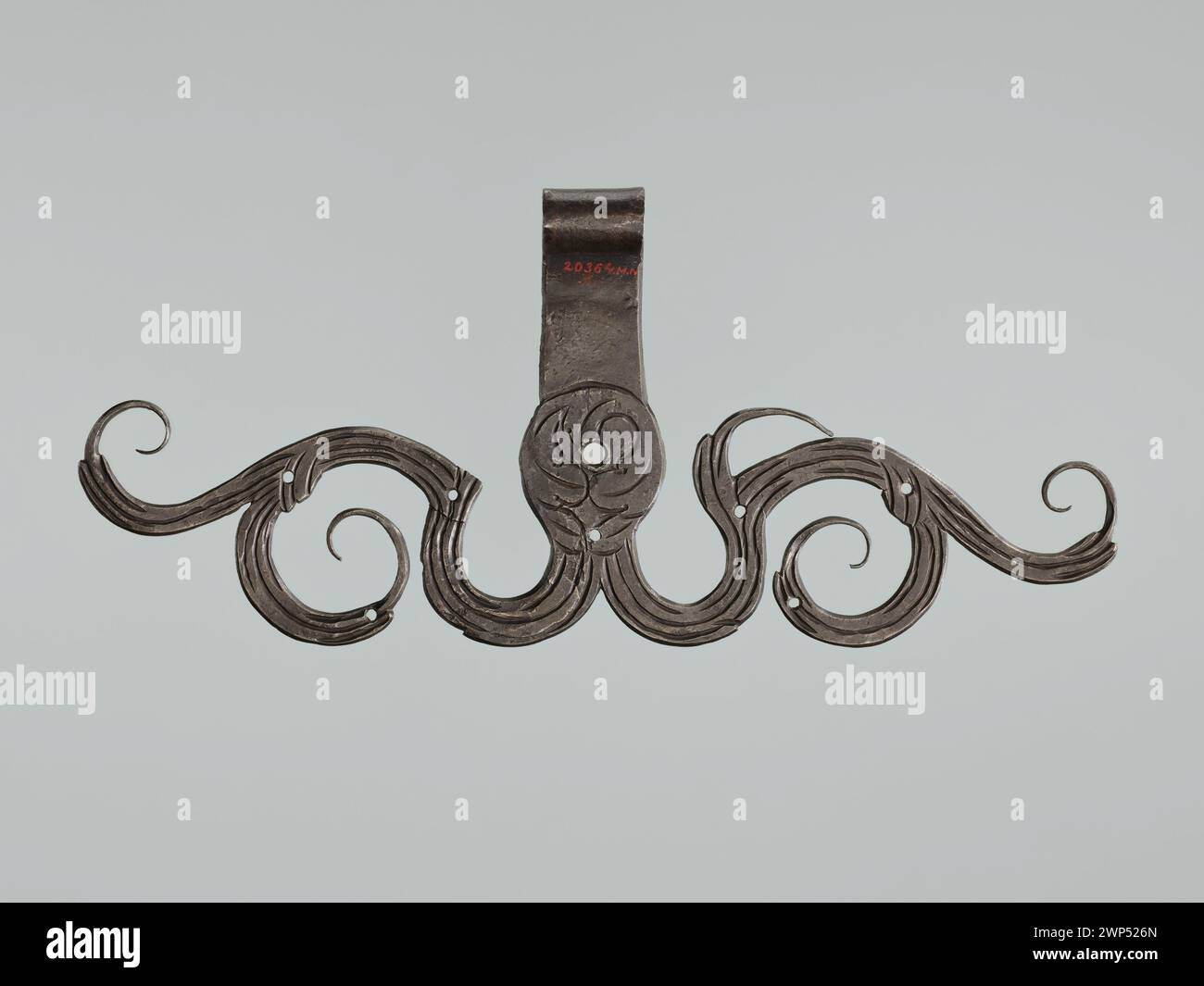 Dieses Scharnier repräsentiert historische Metallarbeiten, die zum Verbinden oder Schwenken von Objekten wie Türen oder Deckel verwendet werden und funktionales Design und handwerkliches Können widerspiegeln. Stockfoto