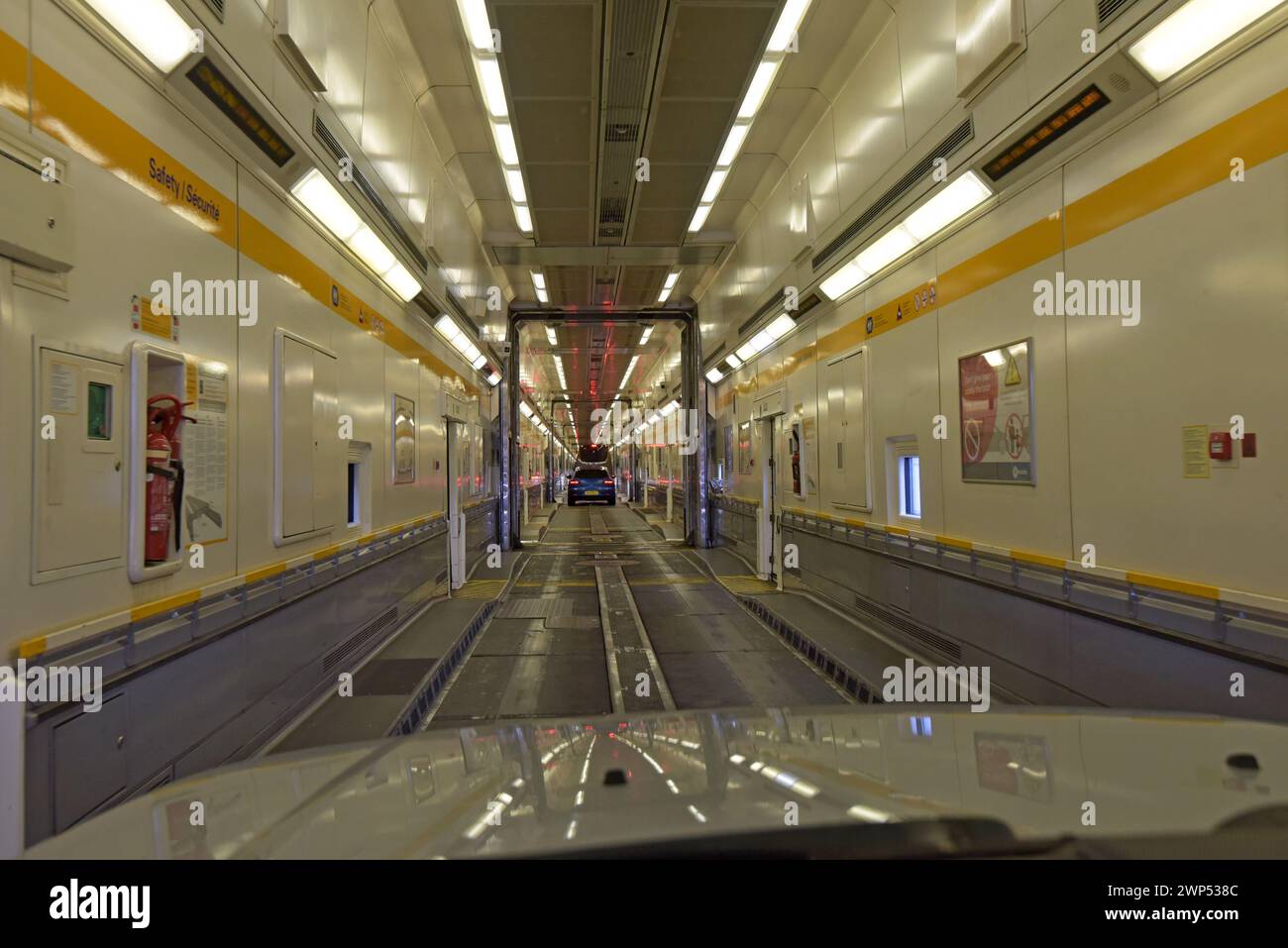 Blick auf den Vordersitz von einem Fahrzeug, das im Inneren des Kanaltunnels entlang fährt, Waggon Autotransporter Le Shuttle, Februar 2023 Stockfoto