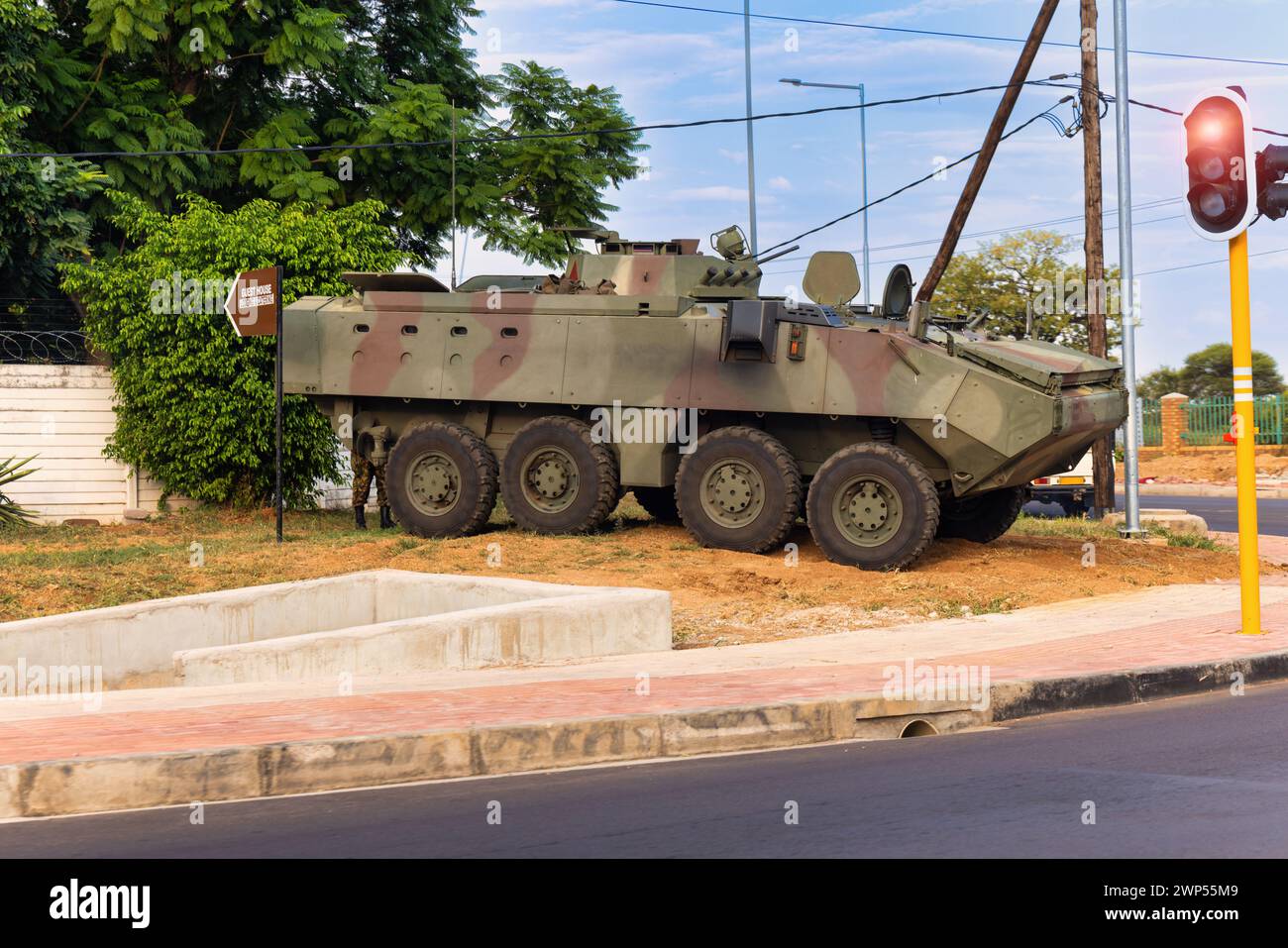 Militärfahrzeug, Putsch in einem afrikanischen Land, 8 x 8 Light Armored Tactical Vehicle, ist ein amphibisches Aufklärungsfahrzeug mit acht Rädern Stockfoto