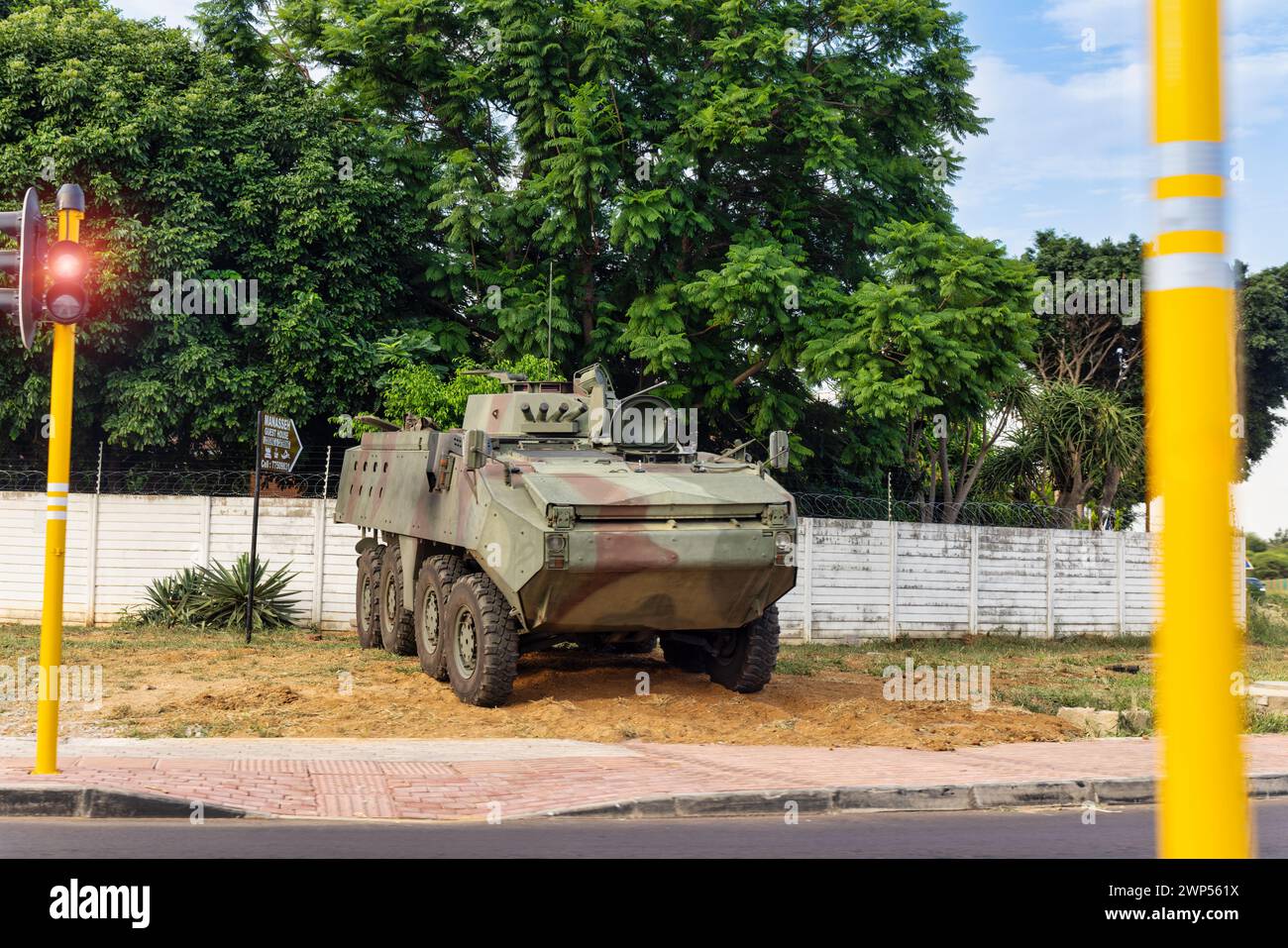 Militärfahrzeug, Putsch in einem afrikanischen Land, 8 x 8 Light Armored Tactical Vehicle, ist ein amphibisches Aufklärungsfahrzeug mit acht Rädern Stockfoto