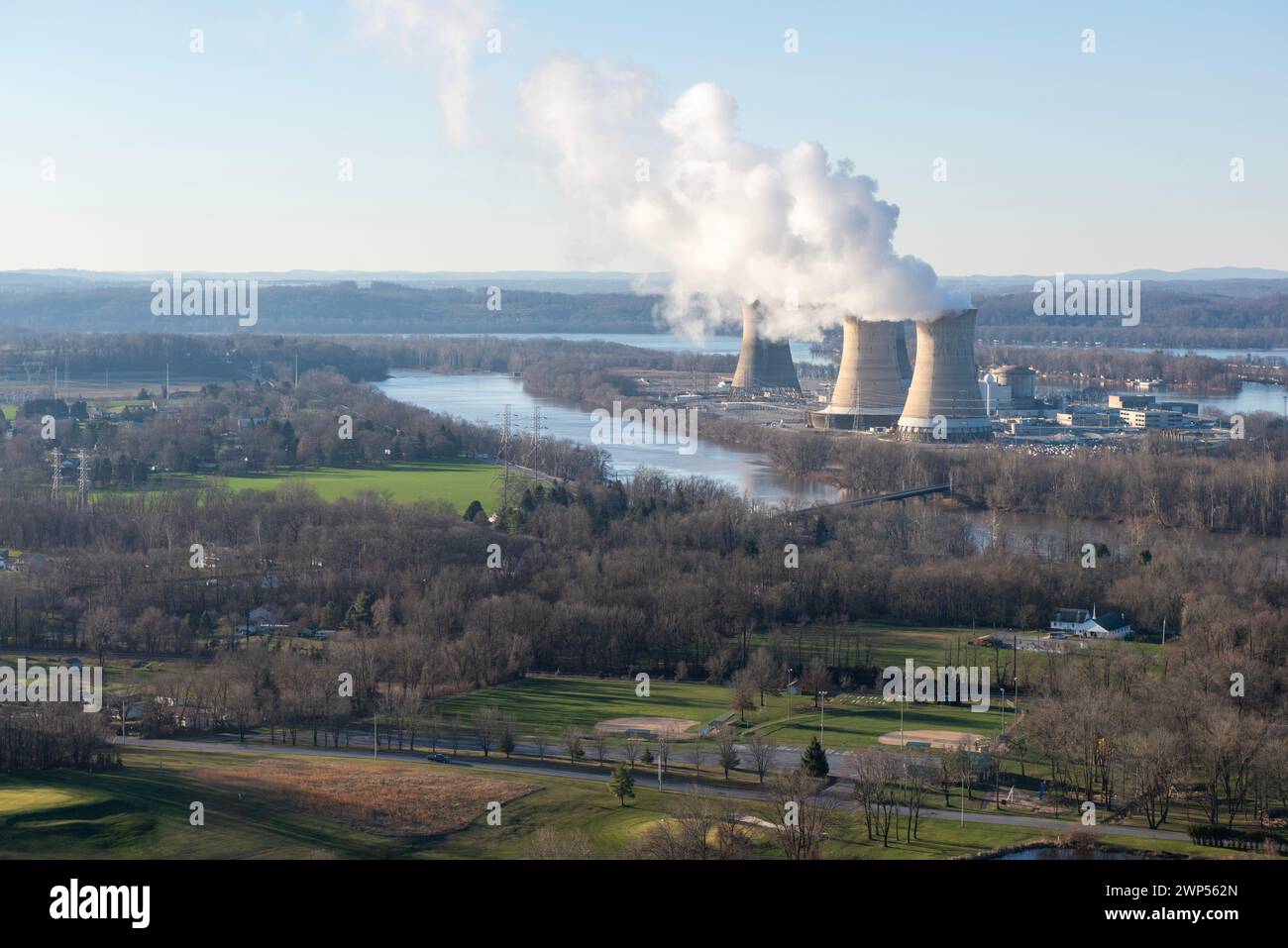 Das Kernkraftwerk Three Mile Island ist noch in Betrieb, aus der Vogelperspektive. Stockfoto