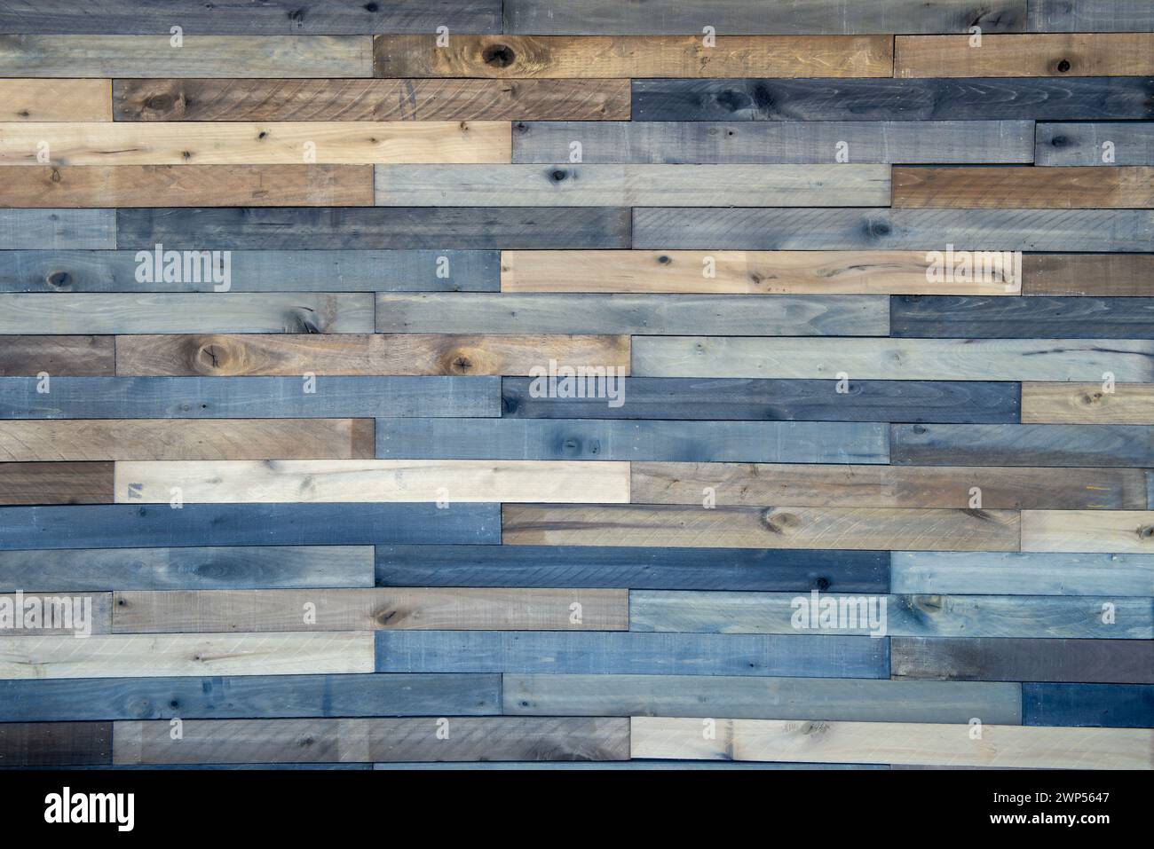 Mehrfarbige Bretterwand Aus Recyceltem Holz Stockfoto