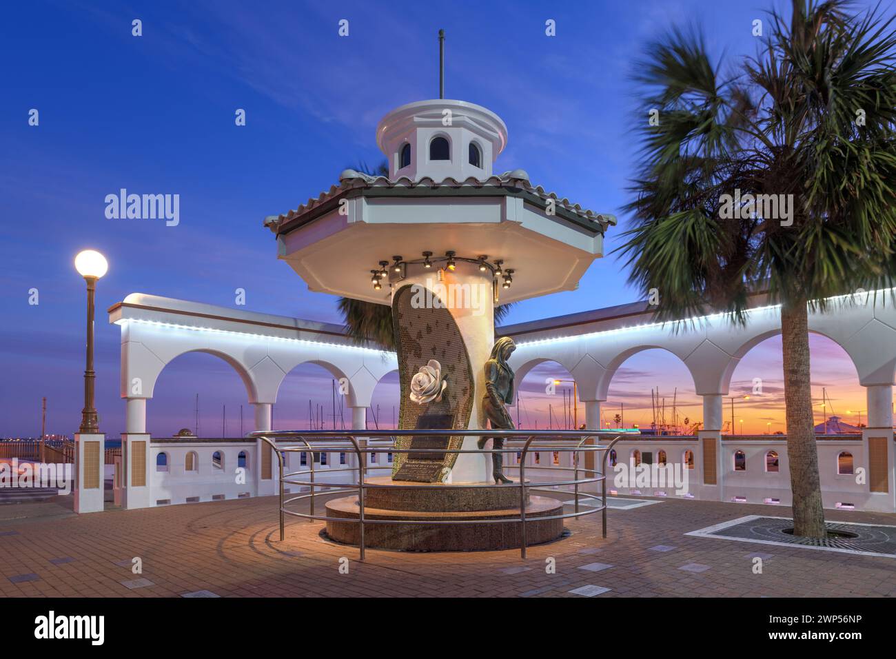 CORPUS CHRISTI, TEXAS, USA - 30. JANUAR 2018: Das Mirador de la Flor Selena Monument bei Sonnenaufgang. Stockfoto