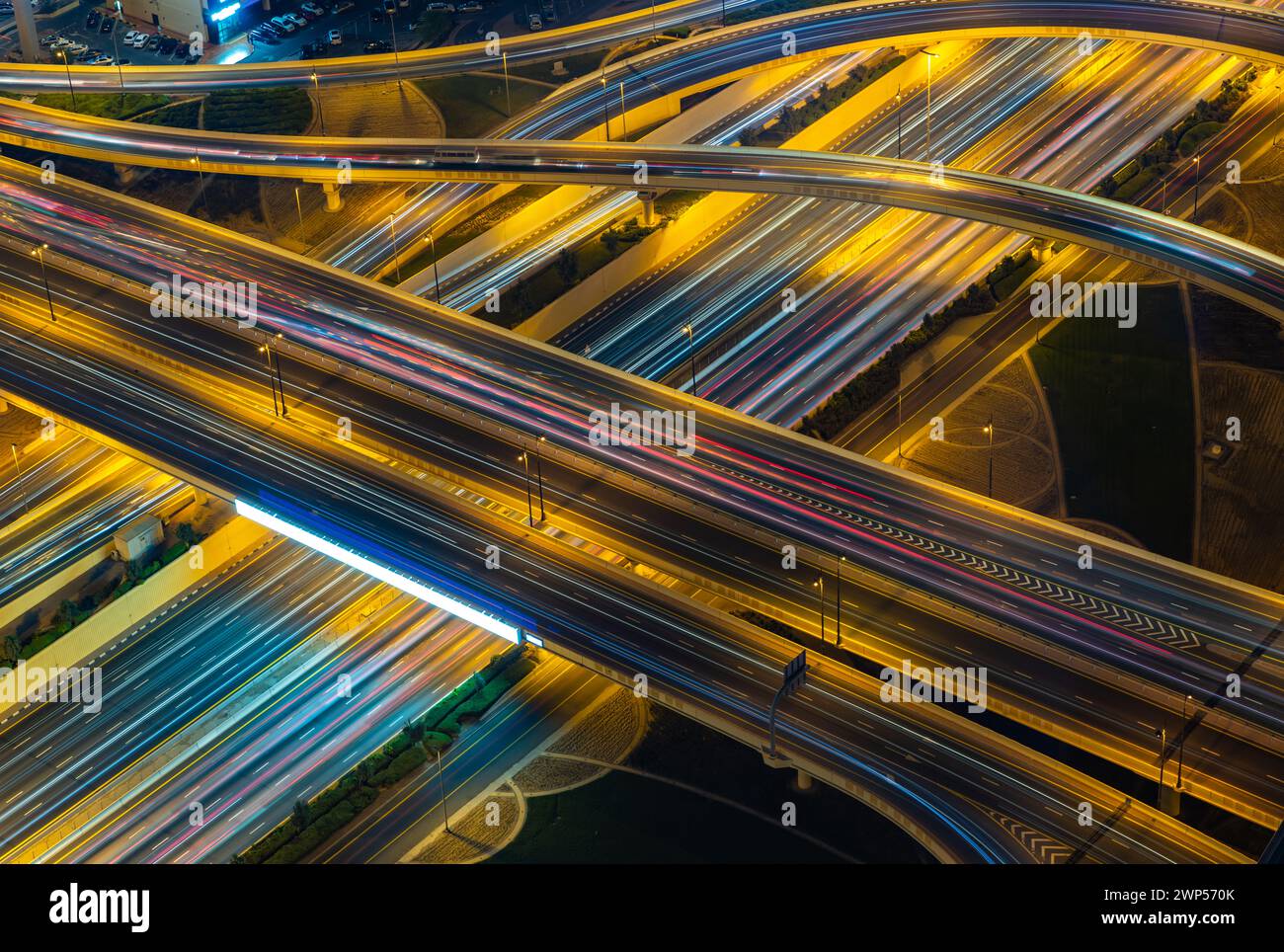 Ein Bild der geschäftigen Kreuzung der Al Safa Street und der Scheich Zayed Road bei Nacht. Stockfoto