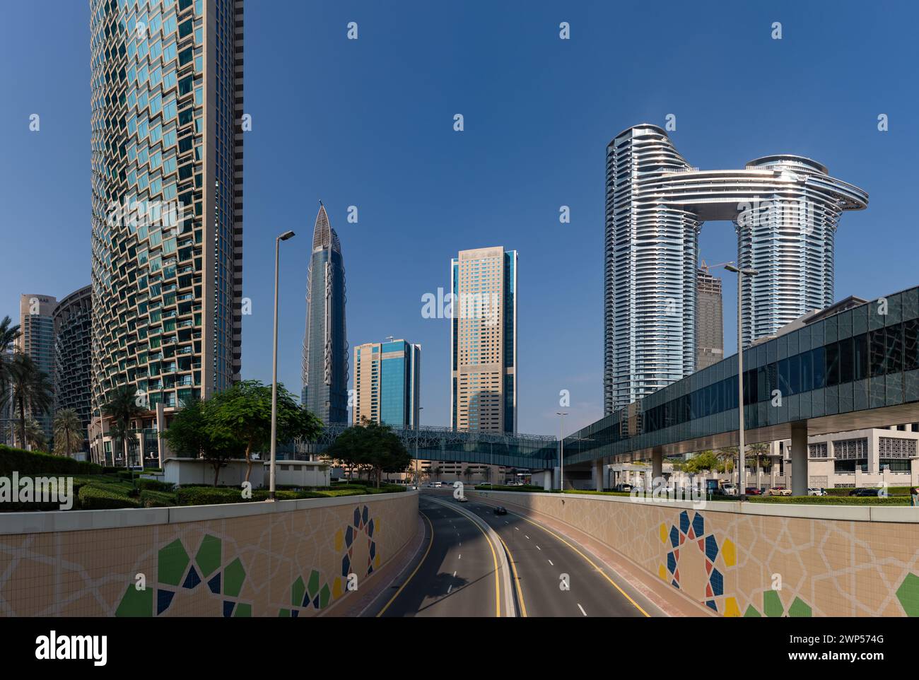 Ein Bild von einigen Gebäuden in der Innenstadt von Dubai. Stockfoto