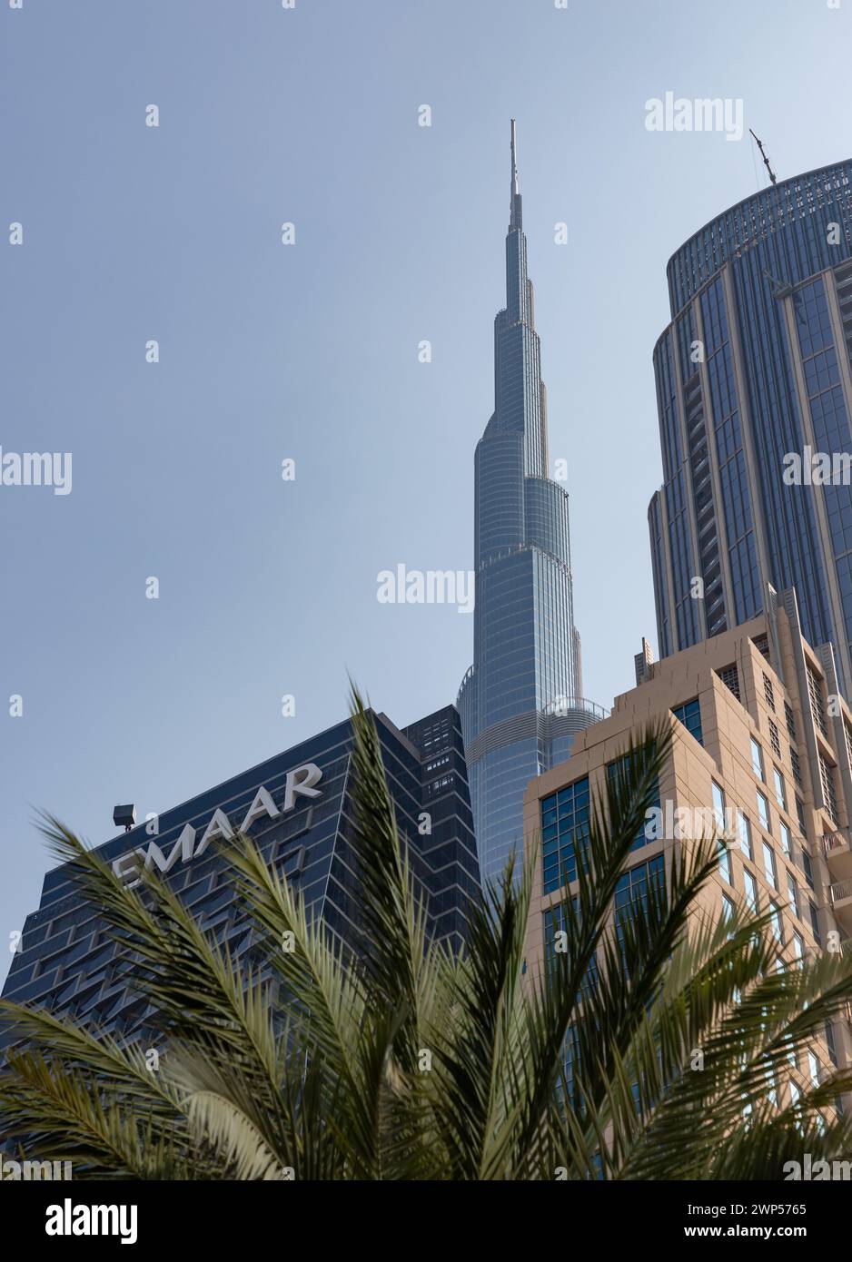 Ein Bild des Burj Khalifa, der in der Nähe von Gebäuden in der Innenstadt von Dubai thront. Stockfoto