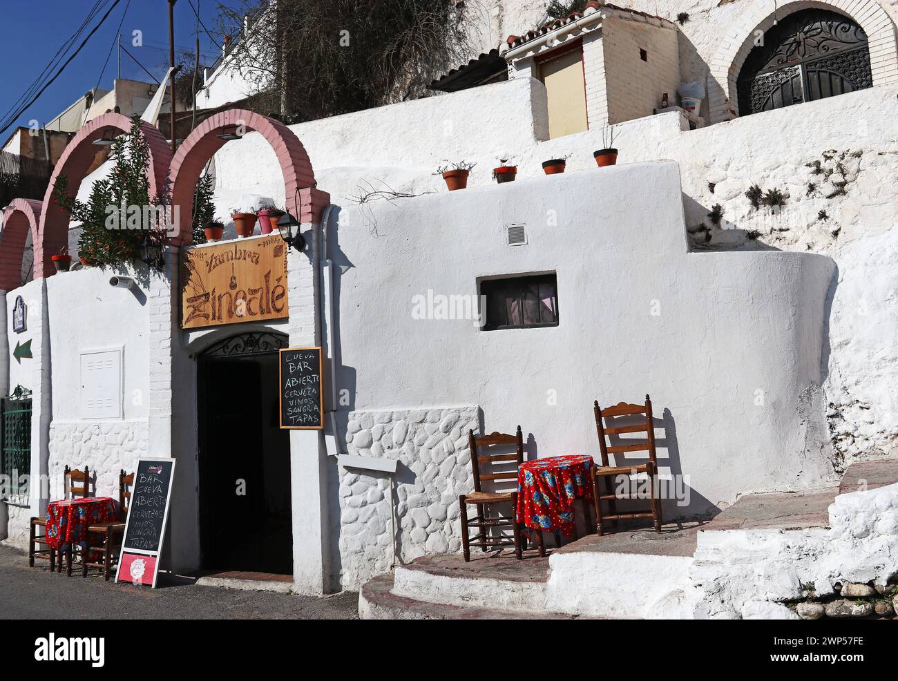 Zambra Zincalé, Sacromonte, Granada, Spanien. Eine Bar mit Flamenco-Tanzshows in einer der weiß getünchten Höhlen dieses historischen Roma-Viertels Stockfoto Zambra Zincalé, Sacromonte, Granada, Spanien. Eine Bar mit Flamenco-Tanzshows in einer der weiß getünchten Höhlen dieses historischen Roma-Viertels Stockfoto