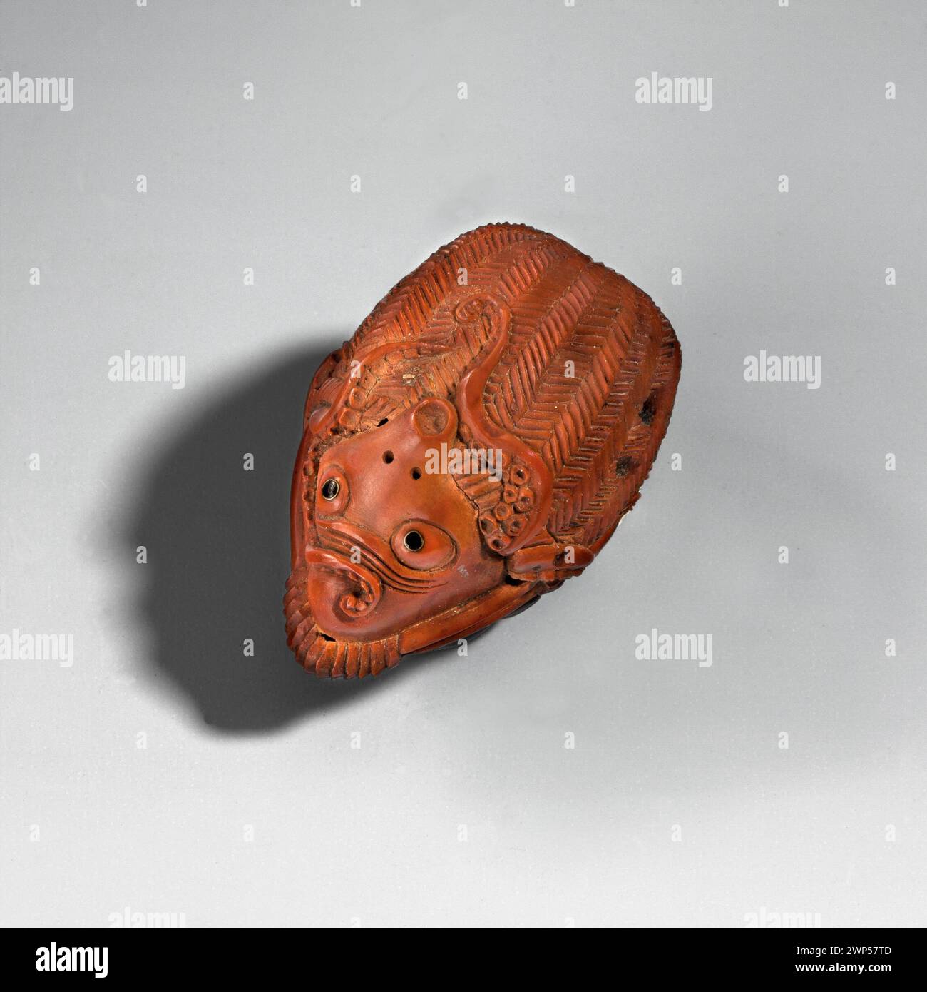 Zeigt Netsuke mit Oktopusmotiven, die japanische Kultur und Kunst widerspiegeln, wobei die Provenienz auf ihren Erwerb hinweist. Stockfoto