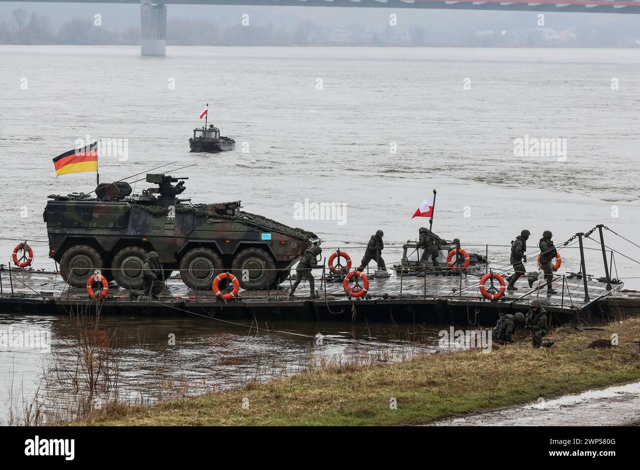 Korzeniewo, Polen. März 2024. Deutsche und polnische Soldaten präsentieren den Transfer von Panzern und gepanzerten Fahrzeugen über die Weichsel während der NATO-Dragon-24-Übung, die Teil der großen, standhaften Defender-24-Übung ist. An den Übungen, die hauptsächlich in Mitteleuropa stattfinden, sind rund 90.000 Soldaten aus allen NATO-Ländern sowie Schweden beteiligt. Das Ziel von standhaftem Defender-24 ist es, Verteidigungsfähigkeiten gegen Aggressionen abzuschrecken und zu präsentieren. Quelle: SOPA Images Limited/Alamy Live News Stockfoto