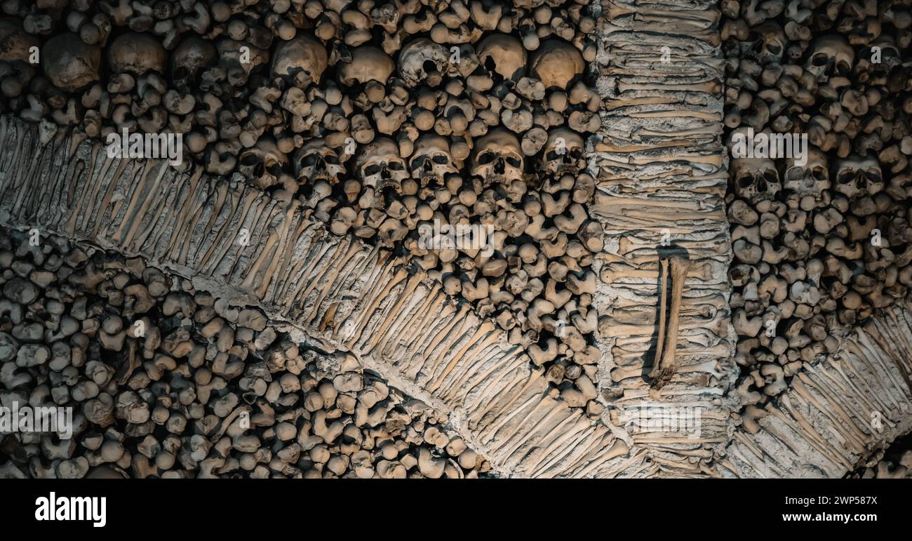Kulturreisen Europa Portugal Alentejo interessante Sehenswürdigkeiten und Stadtausflüge Kapelle der Knochen ein Denkmal in Evora Portugal die Innenwände sind überdacht Stockfoto