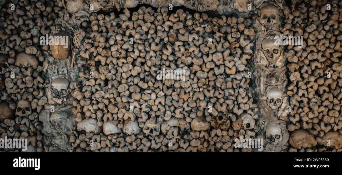 Kulturreisen Europa Portugal Alentejo interessante Sehenswürdigkeiten und Stadtausflüge Kapelle der Knochen ein Denkmal in Evora Portugal die Innenwände sind überdacht Stockfoto