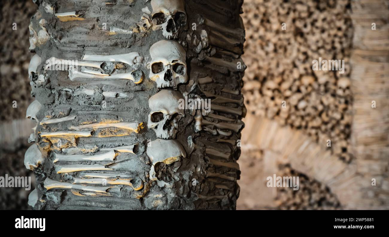 Kulturreisen Europa Portugal Alentejo interessante Sehenswürdigkeiten und Stadtausflüge Kapelle der Knochen ein Denkmal in Evora Portugal die Innenwände sind überdacht Stockfoto