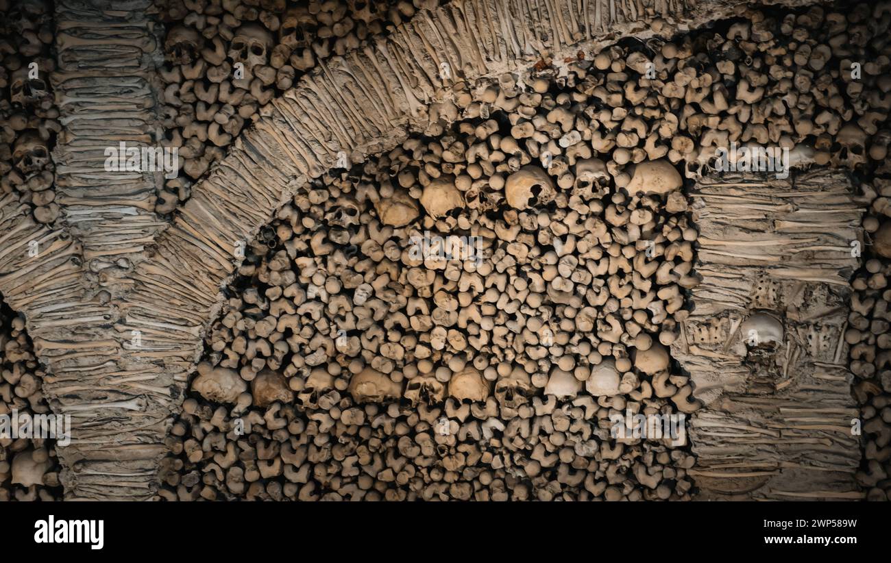 Kulturreisen Europa Portugal Alentejo interessante Sehenswürdigkeiten und Stadtausflüge Kapelle der Knochen ein Denkmal in Evora Portugal die Innenwände sind überdacht Stockfoto