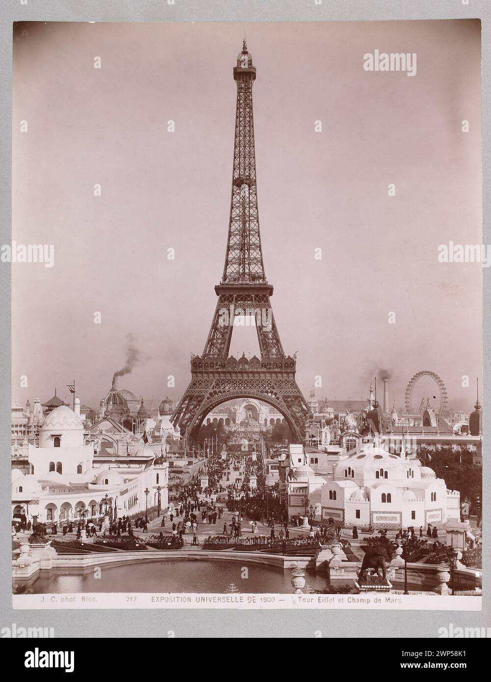 Exposition universelle de 1900-Tour Eiffel et Champ de Mars'[Paris-00); wurde von der Muse des Nationalmuseums in Warschau heruntergeladen; fotografischer/fotografischer Druck/Druck von Glasnegativ; Produkte von Wzkien / Papier / Papier / Papier Chlororo ELATYNE, ELATYNE, Produkte mit W LOKEN / PAPIER / Karton; Höhe 29,1 cm, Breite 23,0 cm, Karton: Höhe 42,5 cm, Breite 33,0 cm, Passepartout: Höhe 60,0 cm, Breite 50,0 cm (III Ausstellung Fotografie Büro, 10.2022); di 40775 MNW; alle Rechte vorbehalten.France, Paris (Frankreich), Mars Field (Paris), Szeller, Zygmunt (1881-1944) - colle Stockfoto