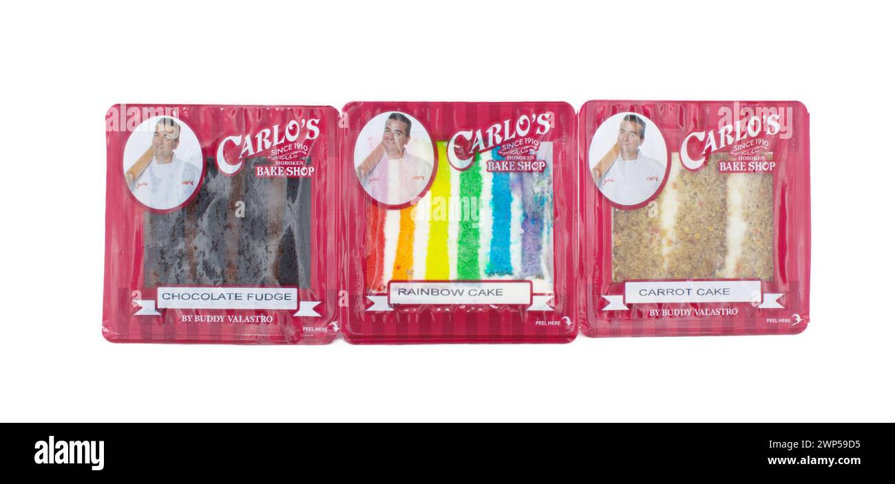 Ocala, FL 3-2-2024 Carlos Bake Shop seit 1910 ist eine Bäckerei in Familienbesitz, die in der TLC-Hit-Show Cake Boss vorgestellt wird. Drei Kuchen, Schokoladenfudge, Regenbogen, Stockfoto
