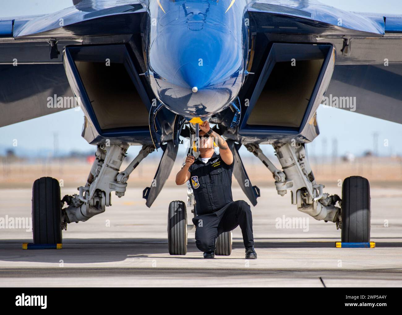 Die Blue Angels führen derzeit Wintertrainings in der Naval Air Facility (NAF) El Centro, Kalifornien, durch, um die kommende Flugschau-Saison 2024 vorzubereiten. (Foto der US Navy von Mass Communication Specialist 2nd Class Crayton Agnew/veröffentlicht) Stockfoto