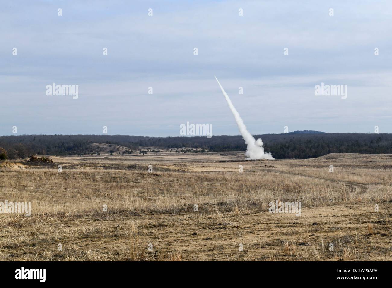 US-Soldaten von Bravo Battery, 1. Bataillon, 182nd Field Artillery Regiment, Michigan Army National Guard, feuern das M142 High Mobility Artillery Rocket System (HIMARS) während einer winterlichen Feuerübung auf Camp Grayling Michigan am 2. März 2024. Die Mitglieder des Referats führten eine Qualifikation nach Tabelle VI für die Leiter der Sektionen durch. (Foto der Nationalgarde der US-Armee von Daniel Garas) Stockfoto