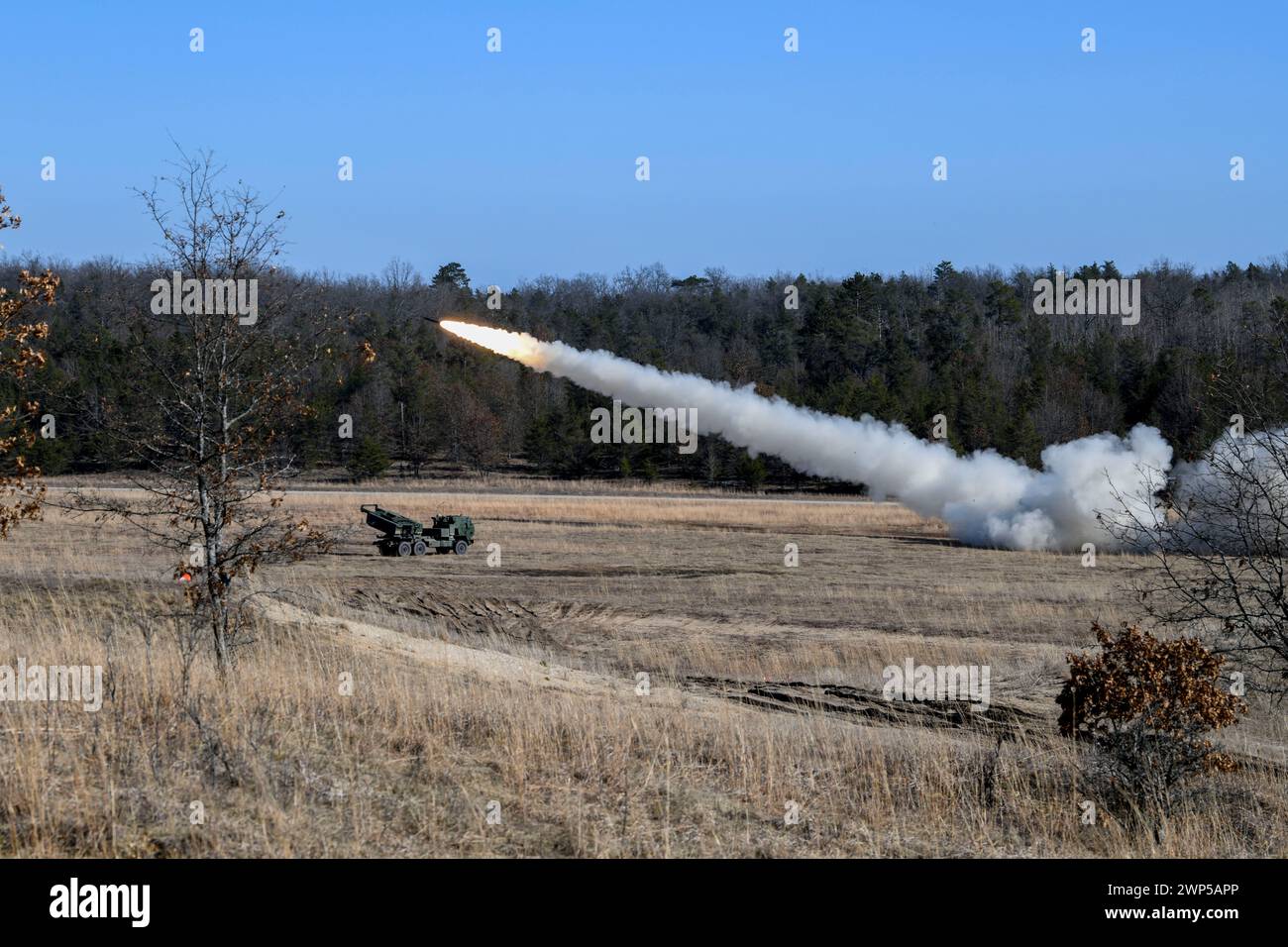 Ein Paar M142 High Mobility Artillery Rocket System (HIMARS) mit Bravo Battery, 1st Battalion, 182nd Field Artillery Regiment, Michigan Army National Guard, feuern ihre Raketen während einer winterlichen Feuerübung auf Camp Grayling, Michigan, 2. März 2024. Die Mitglieder des Referats führten eine Qualifikation nach Tabelle VI für die Leiter der Sektionen durch. (Foto der Nationalgarde der US-Armee von Daniel Garas) Stockfoto