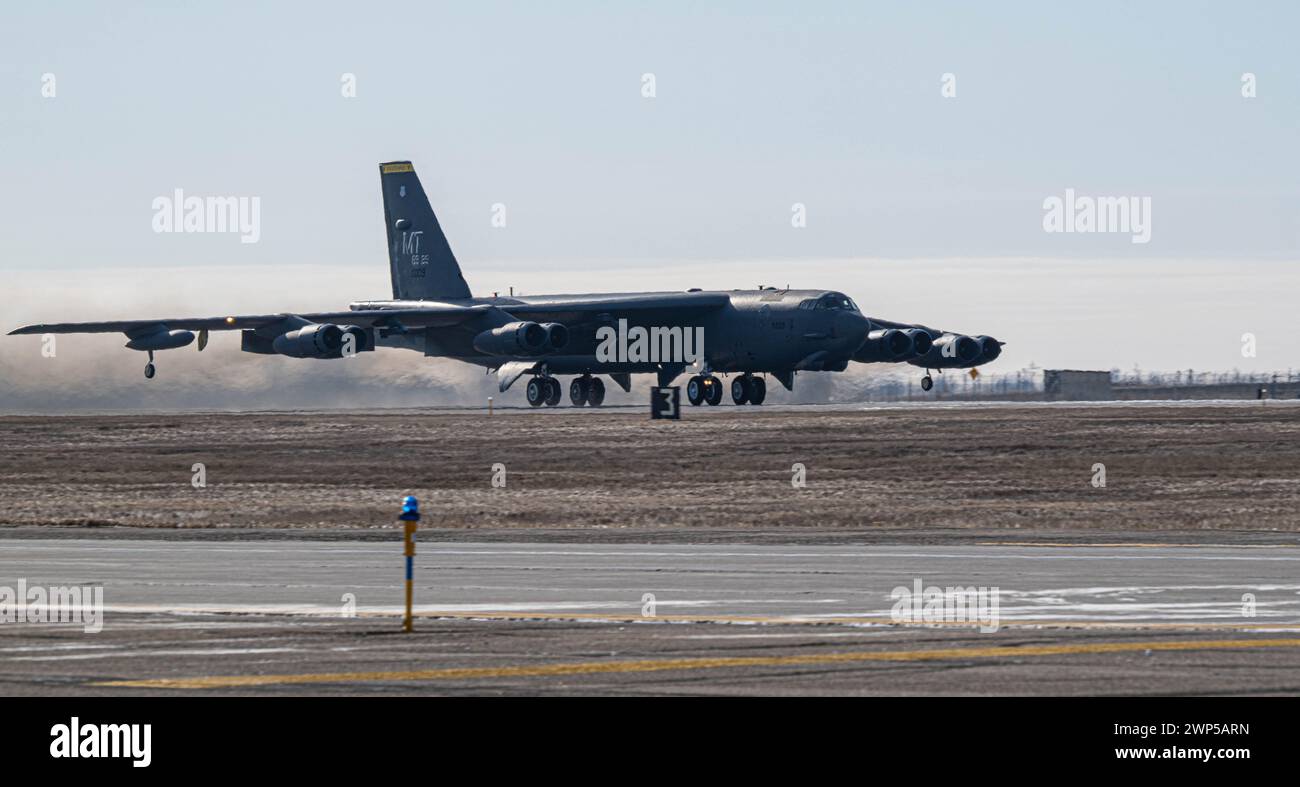 Eine B-52H Stratofortress der US Air Force, die der 69th Bomb Squadron zugeordnet ist, startet am 28. Februar 2024 von der Start- und Landebahn auf der Minot Air Force Base in North Dakota. Jeder der acht Triebwerke der B-52 kann bis zu 17.000 Pfund Schub erzeugen, was es ermöglicht, mit hoher Unterschallgeschwindigkeit in Höhen von bis zu 50.000 Fuß zu fliegen und dabei eine Nutzlast von bis zu 70.000 Pfund zu tragen. (Foto der U.S. Air Force von Airman 1st Class Kyle Wilson) Stockfoto