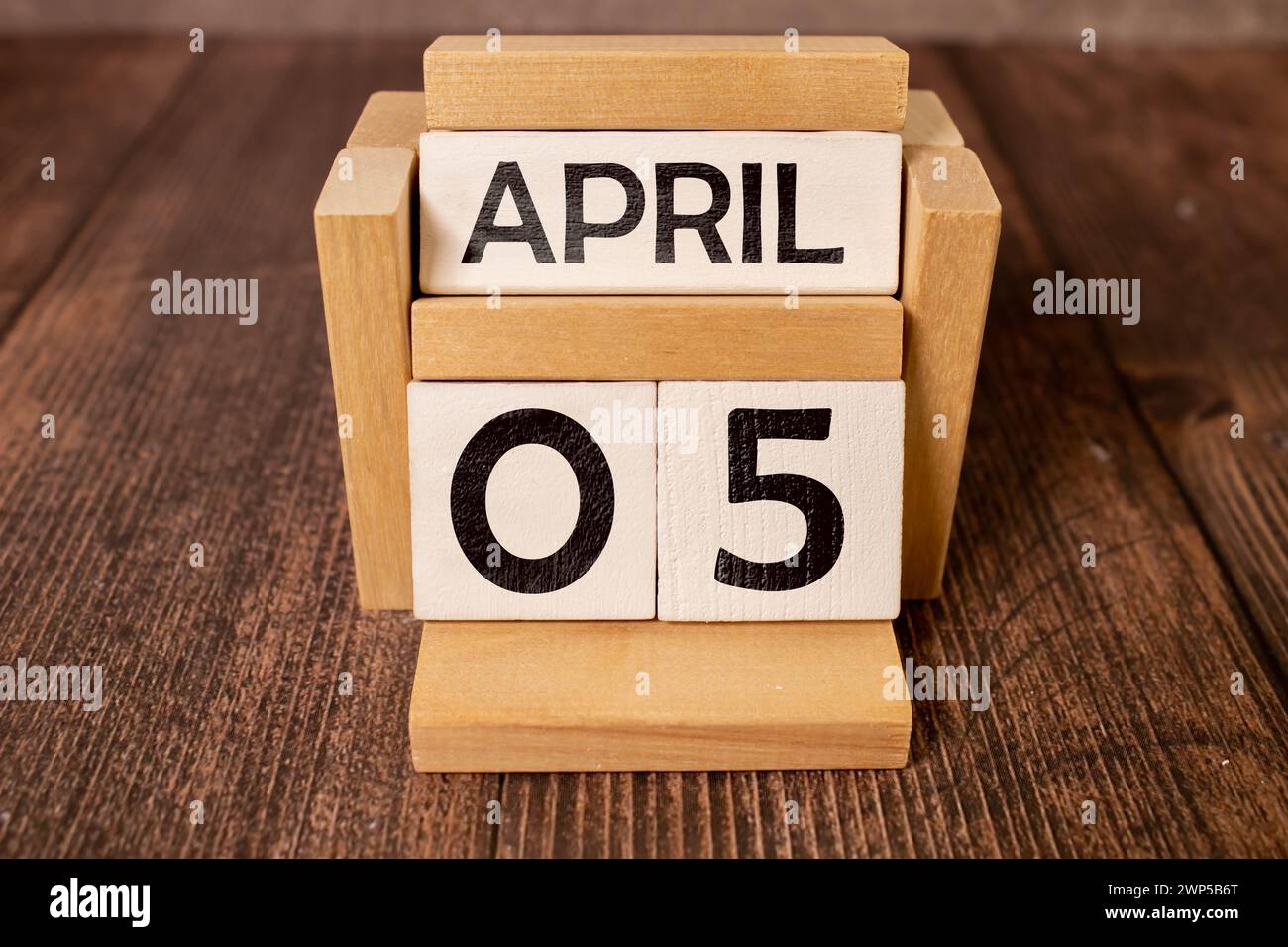 Tag 5 des Monats April, Holzkalender mit Datum auf dem Schreibtisch Stockfoto