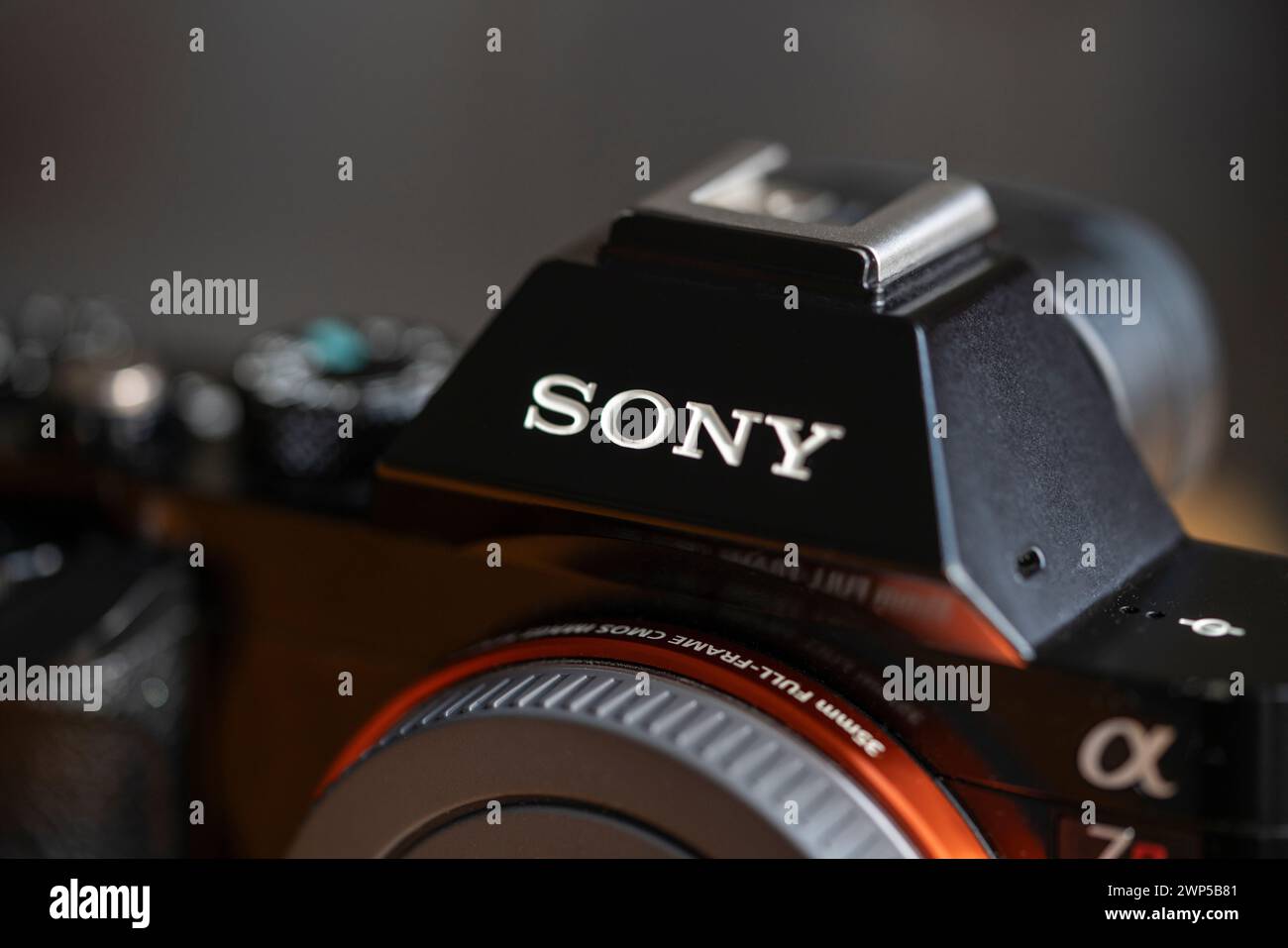 Sony Logo in weiß auf einer Sony a7R Kamera Stockfoto
