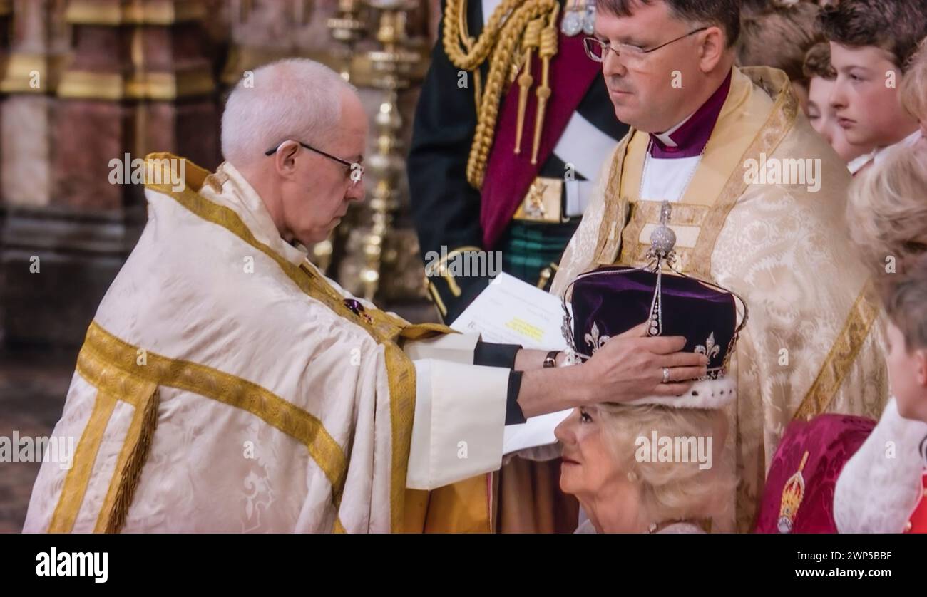 KÖNIGIN CAMILLA 6. Mai 2023 KRÖNUNG. KRÖNUNGSMOMENT DER KÖNIGIN CAMILLA durch den Erzbischof von Cantebury Justin Welby mit Königin Marias Krone. "MÖGE deine Dienerin Camilla, die diese Krone trägt, von deiner reichen Gnade und allen fürstlichen Tugenden erfüllt werden; regiere in ihrem Herzen, o König der Liebe, damit sie, da sie deines Schutzes sicher ist, mit deiner Gnade gekrönt werde. Stockfoto