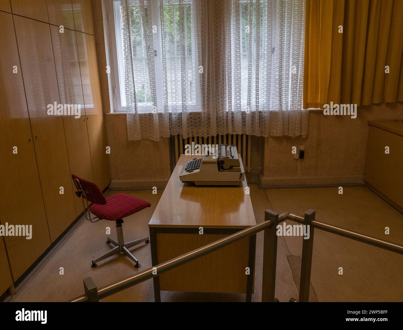 Verhörraum im ehemaligen Stasi-Gefängnis Hohenschönhausen, Berlin. Stockfoto