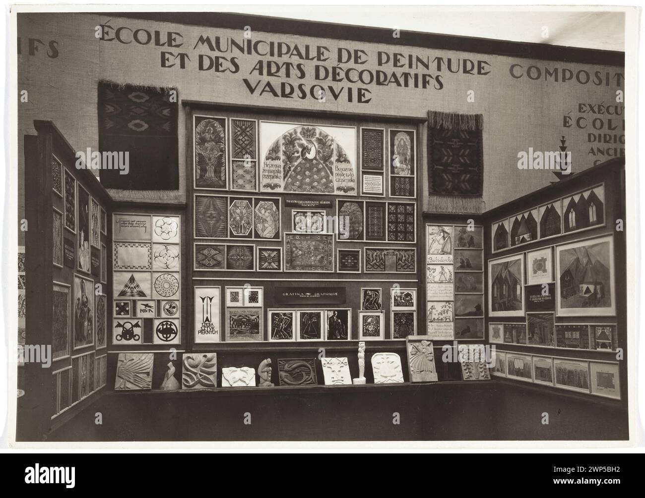 Fotografie der städtischen Schule für dekorative Kunst und Malerei auf der Internationalen Ausstellung für dekorative Künste in Paris 1925, mit Schwerpunkt auf Grafiken, Kelims, dekorative Kunst und Innenarchitektur. Stockfoto