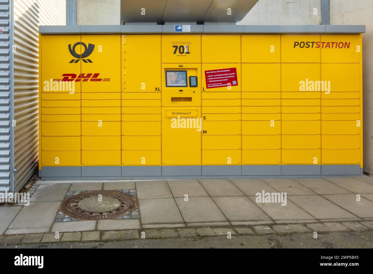 Neuwied, Deutschland - 29. Januar 2024: Eine DHL-Poststation, ein automatisierter Self-Service kombinierter Brief- und Paketabholungs- und Versandservice Stockfoto